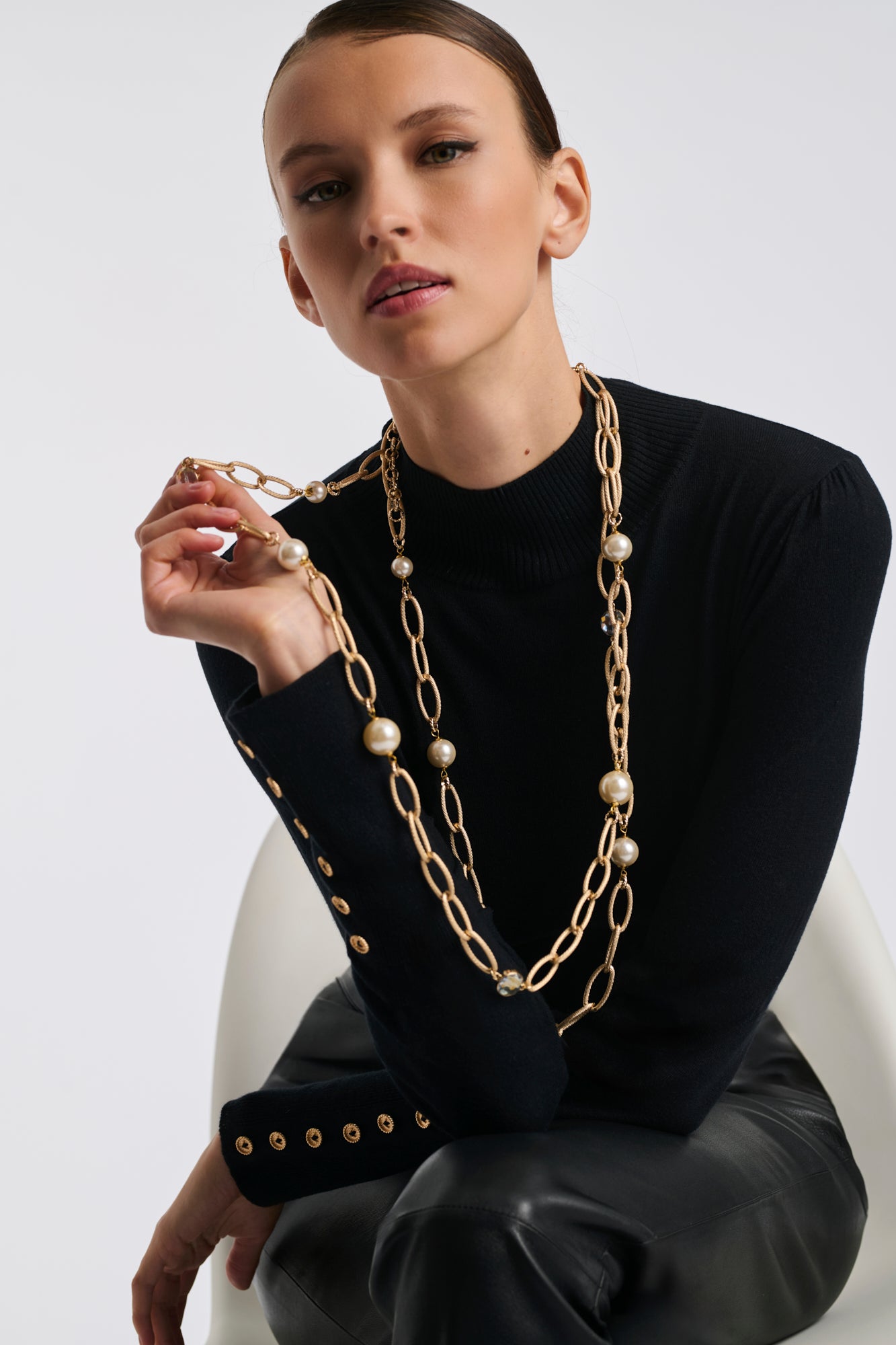 Long double chain necklace with pearls