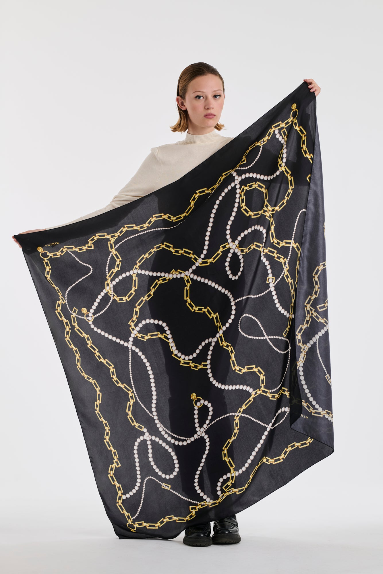 Foulard en soie imprimé bijoux