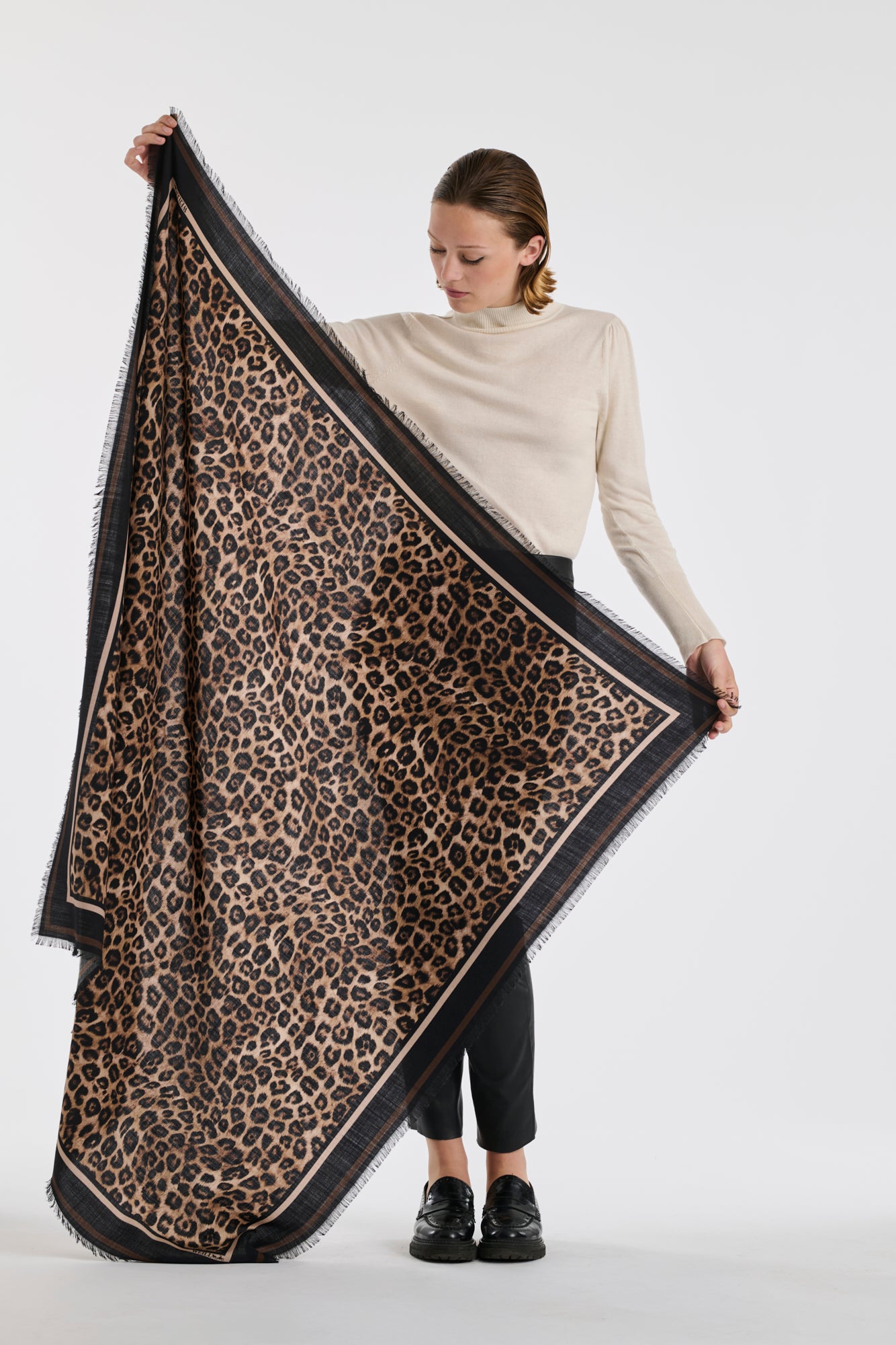 Foulard en laine et soie imprimé léopard