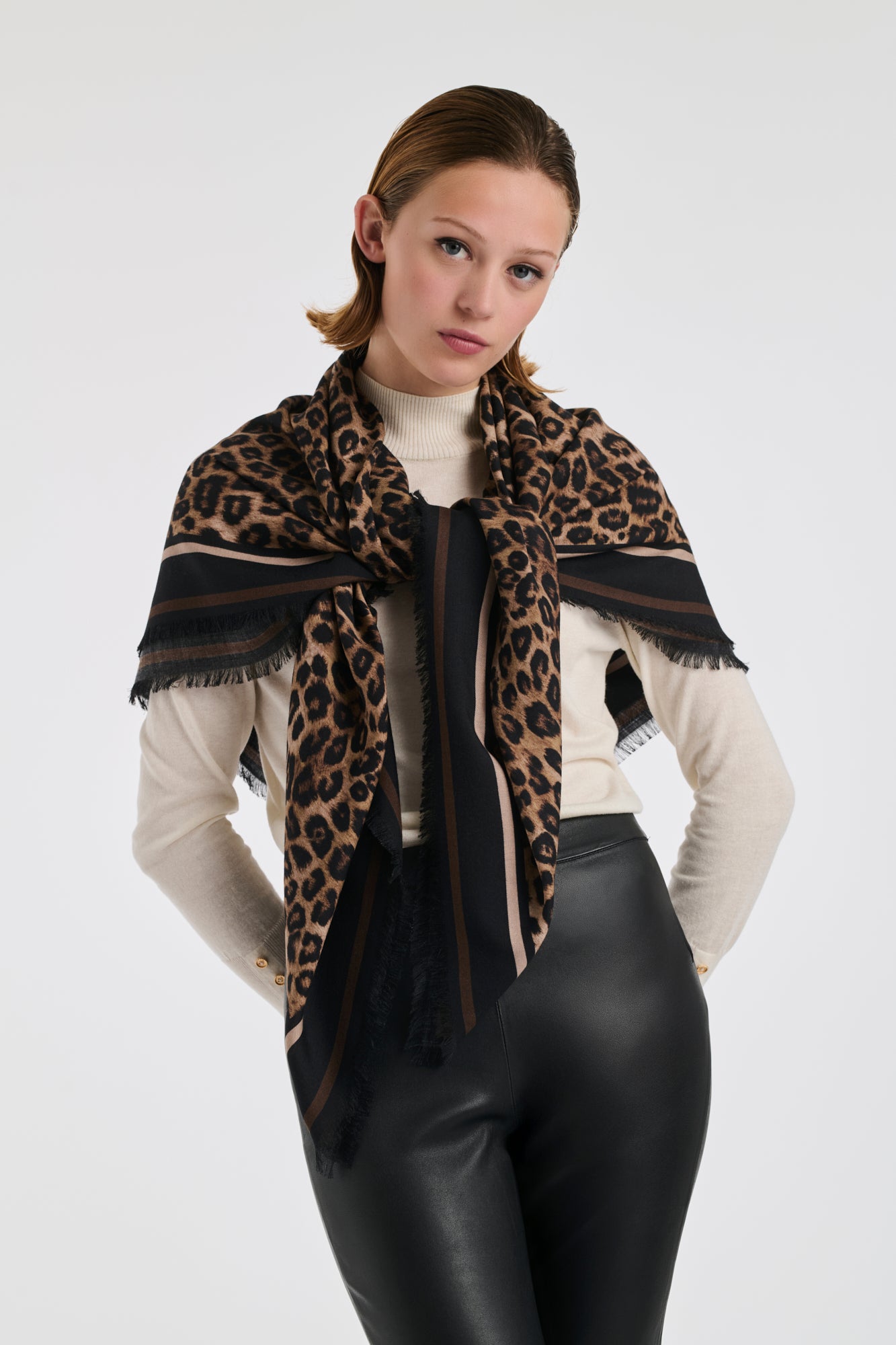 Foulard en laine et soie imprimé léopard