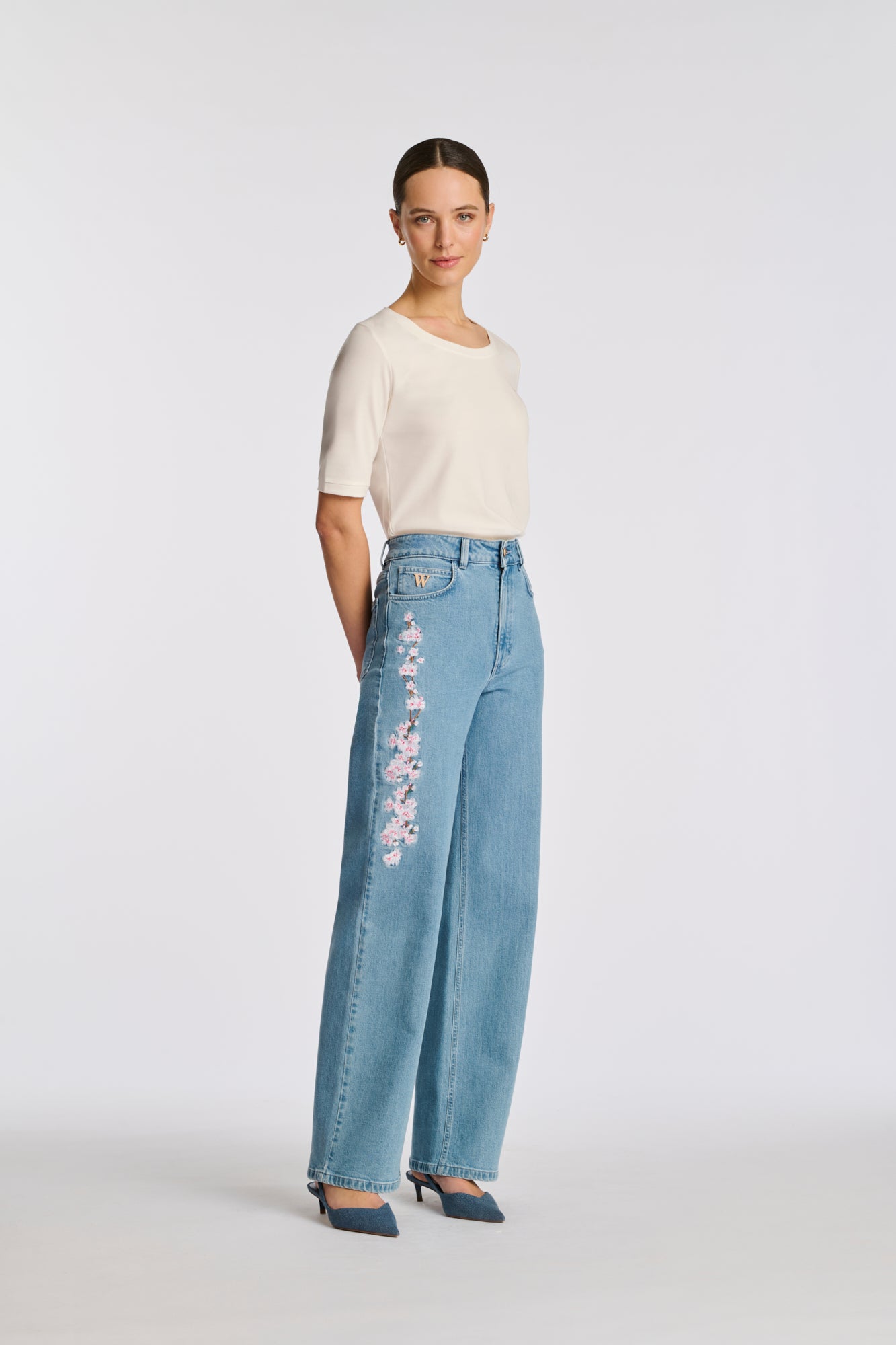 Embroidered wide-leg jeans