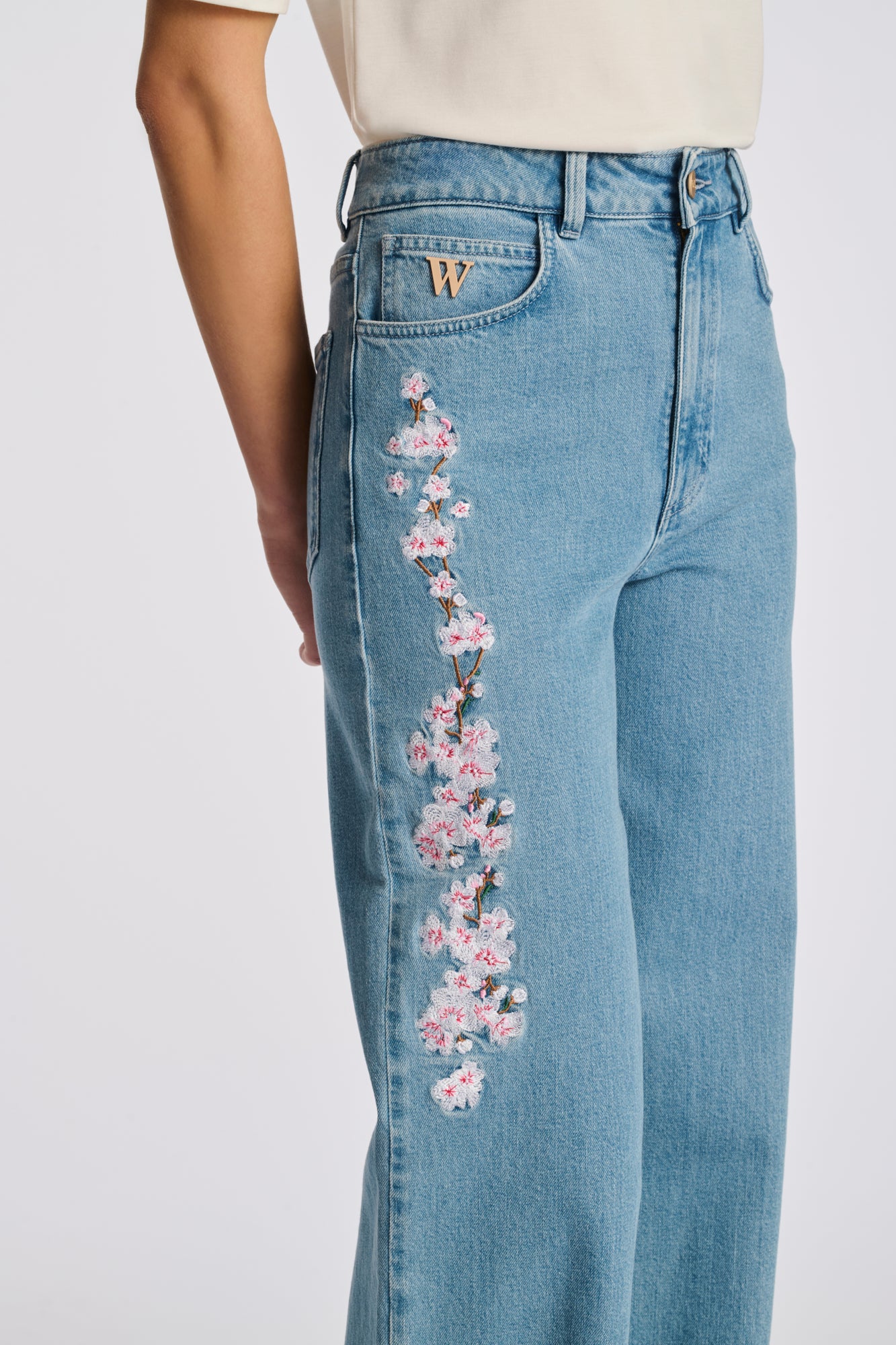 Embroidered wide-leg jeans