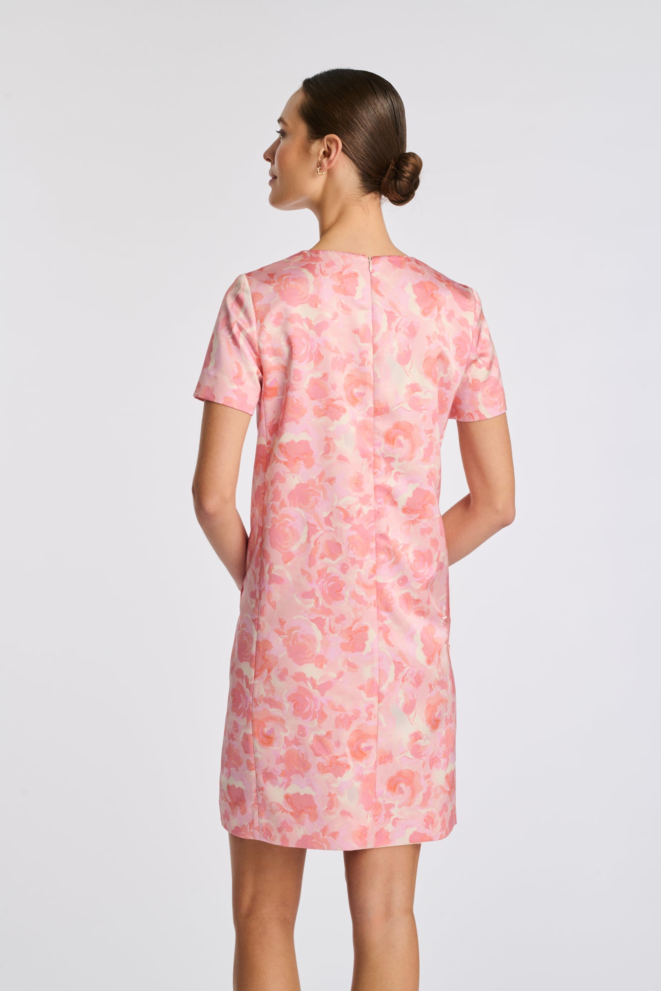 Robe cocktail en satin imprimée