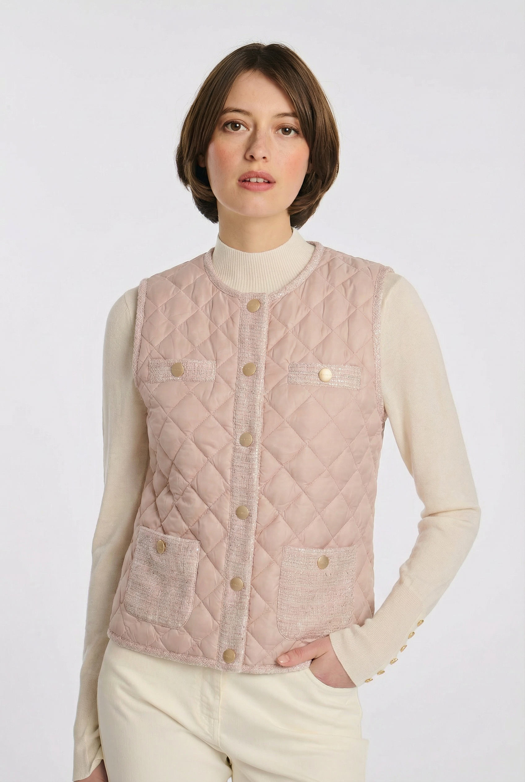 Dual-material sleeveless puffer jacket