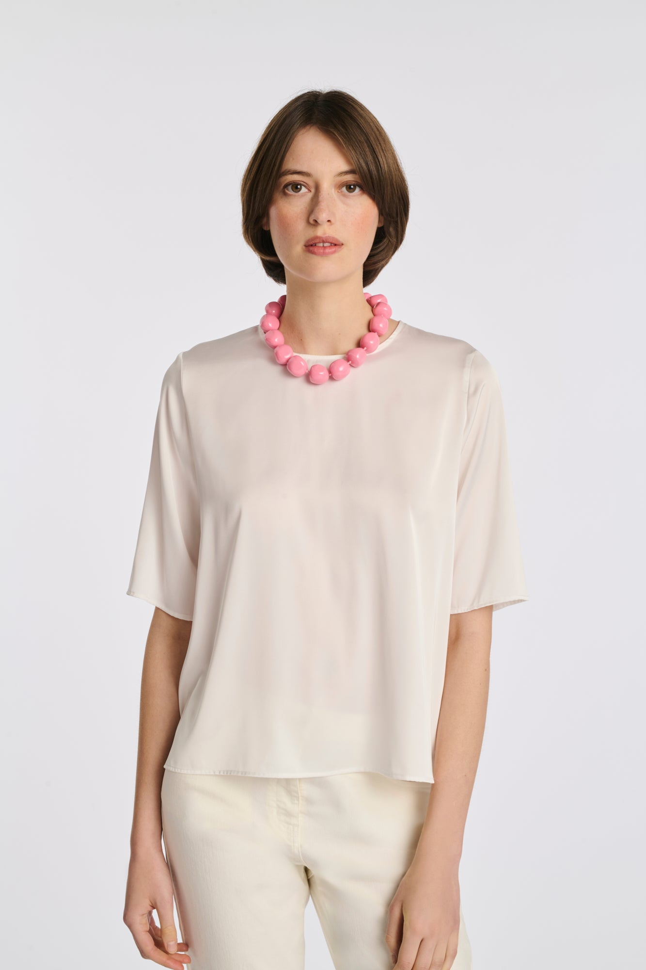 Collier de perles en résine ras de cou