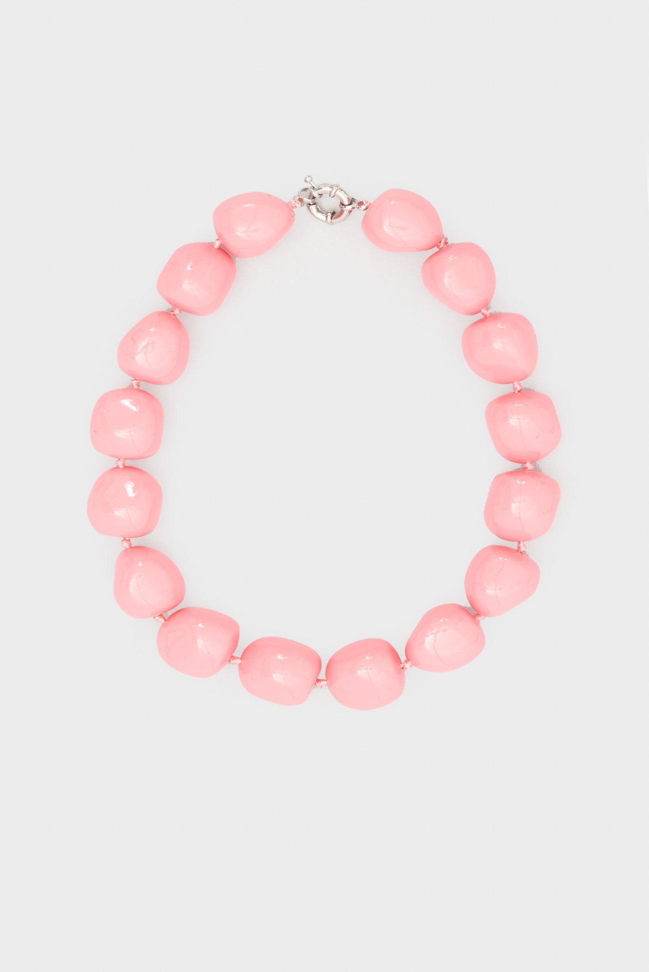 Collier de perles en résine ras de cou