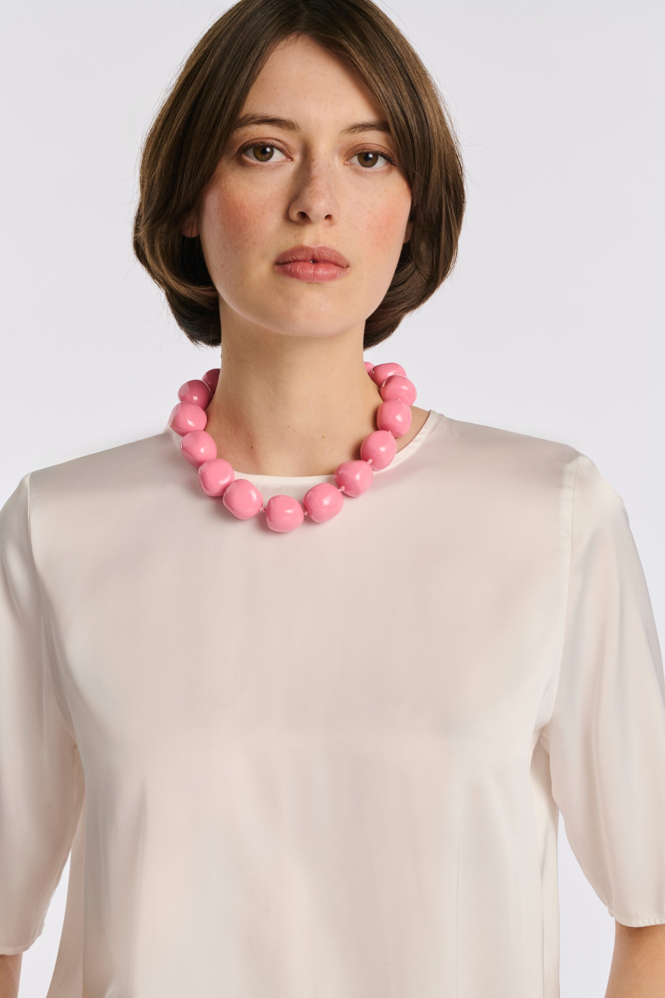 Collier de perles en résine ras de cou