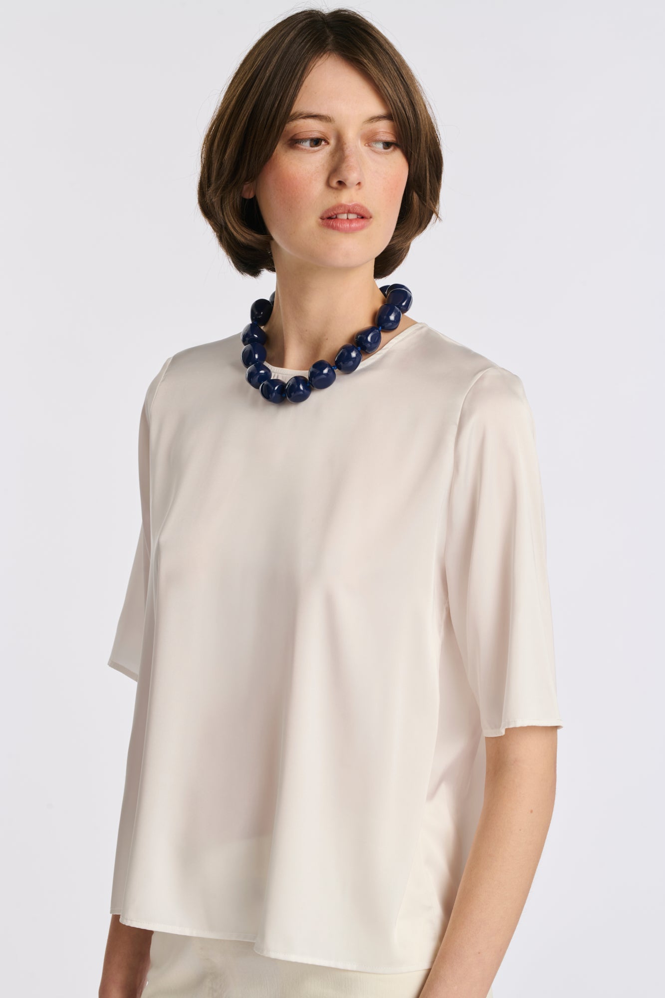 Collier de perles en résine ras de cou