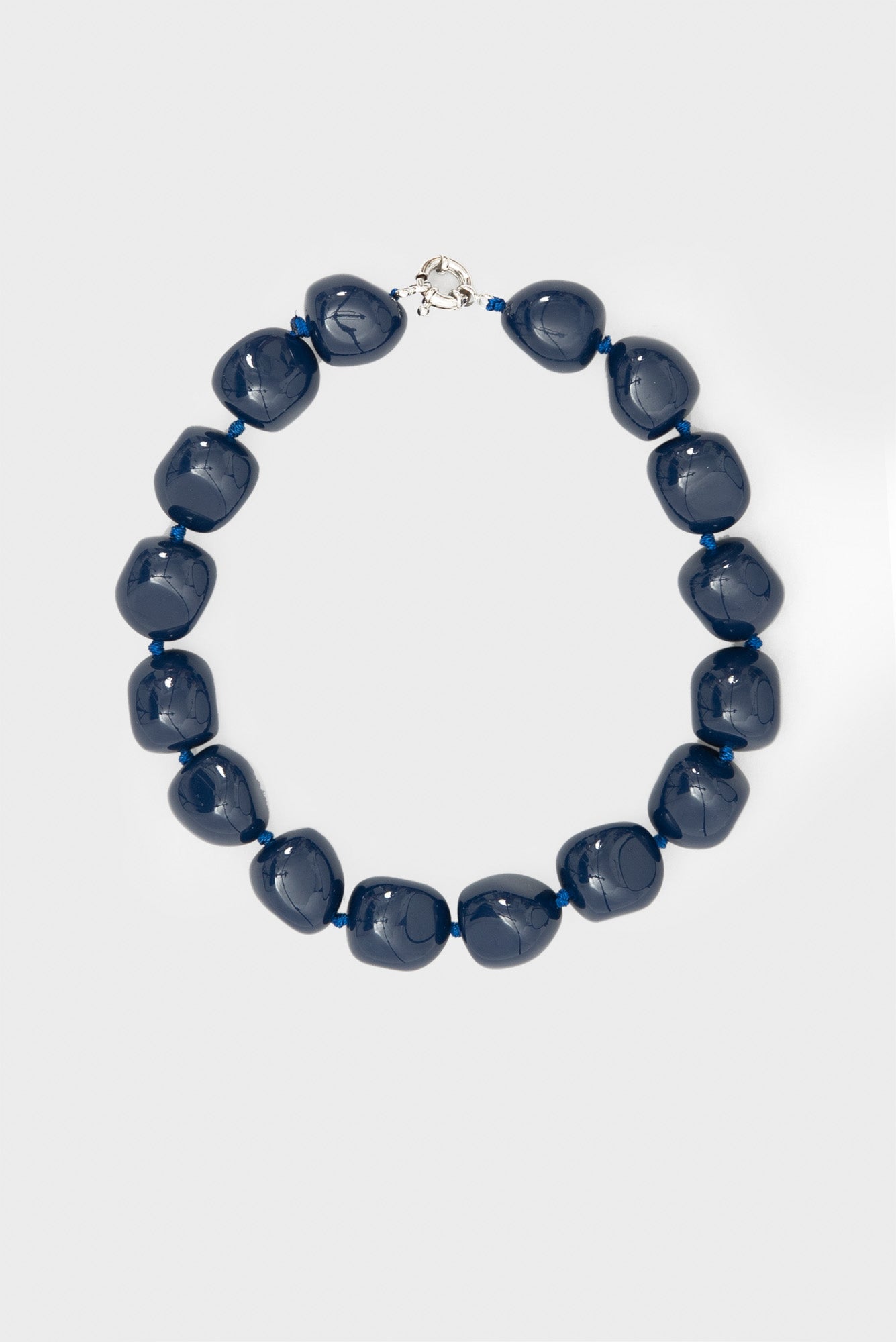 Collier de perles en résine ras de cou