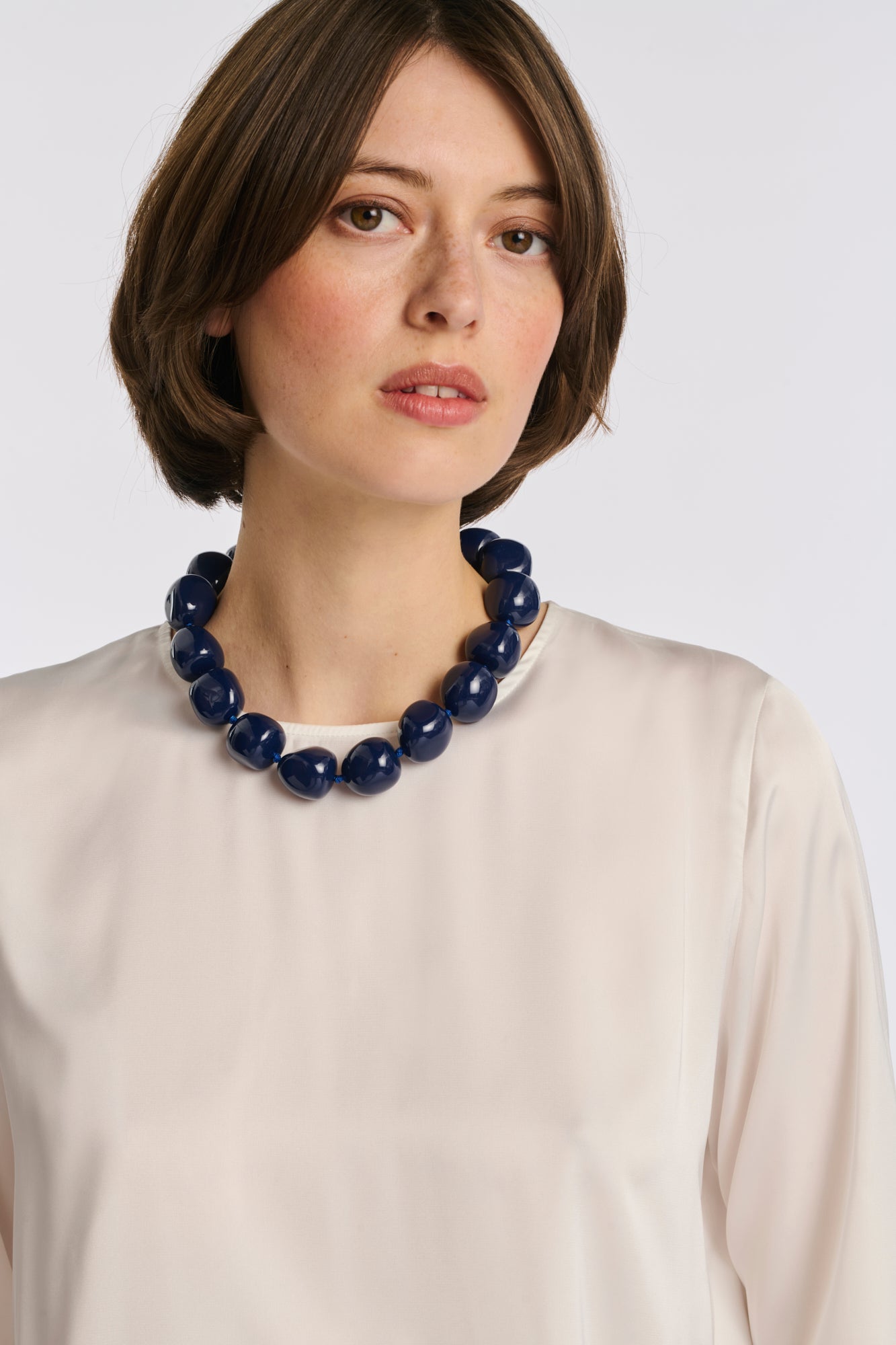 Collier de perles en résine ras de cou