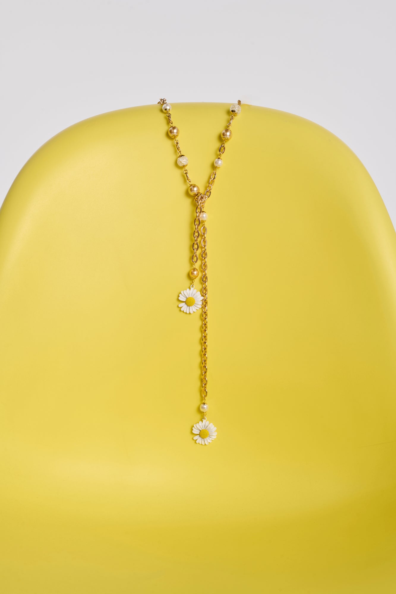 Collier cravate marguerite