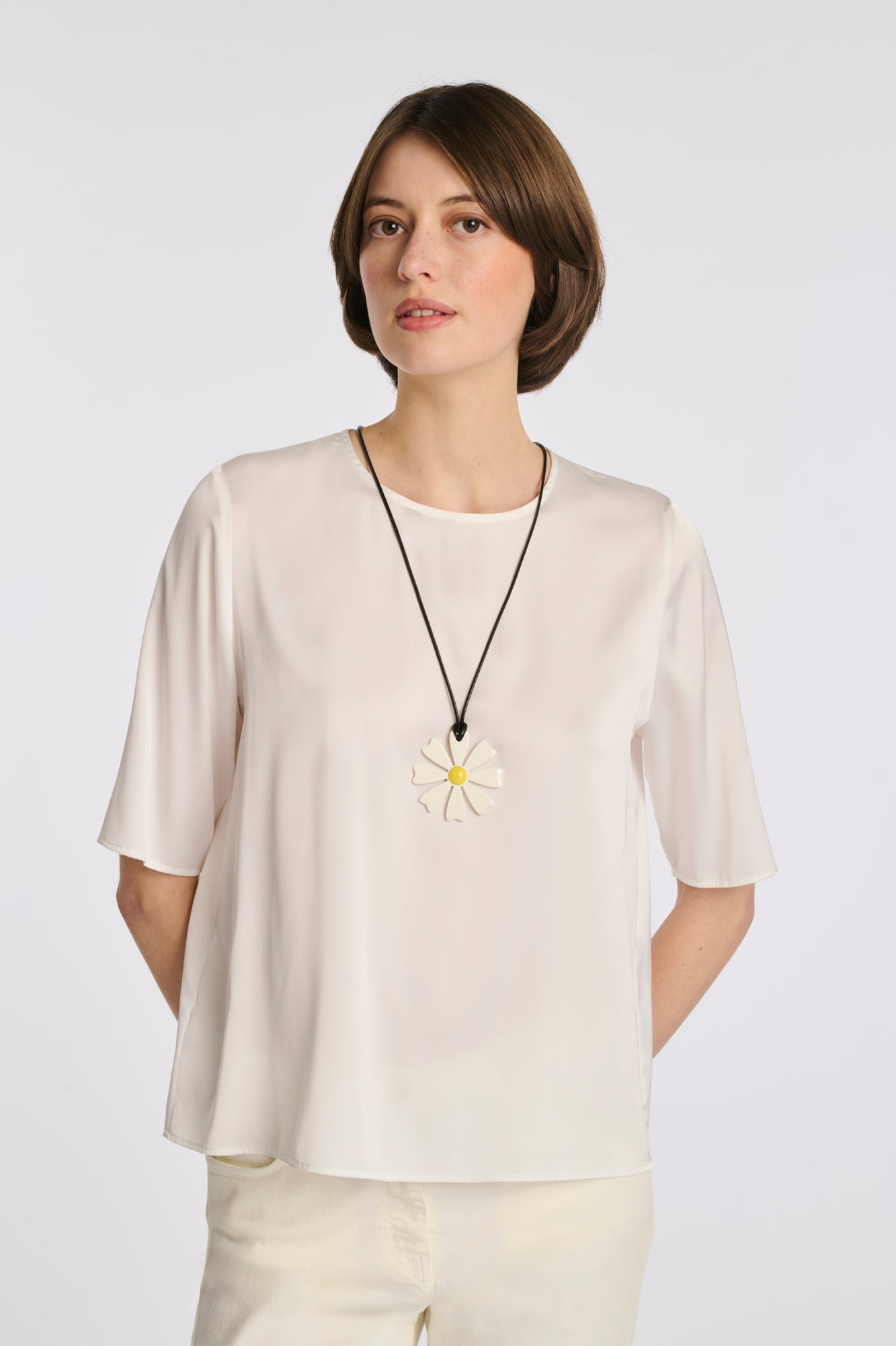 Daisy pendant necklace