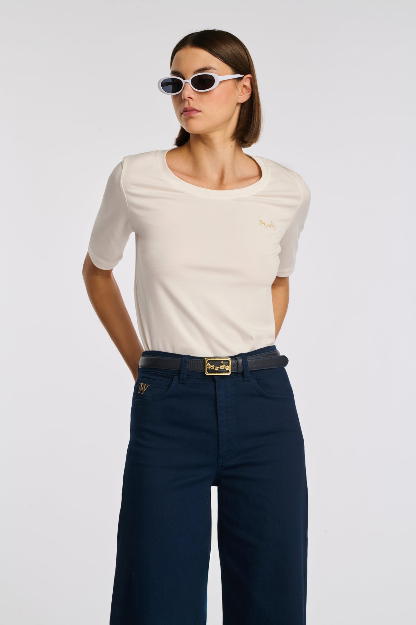 Leather belt with carriage buckle