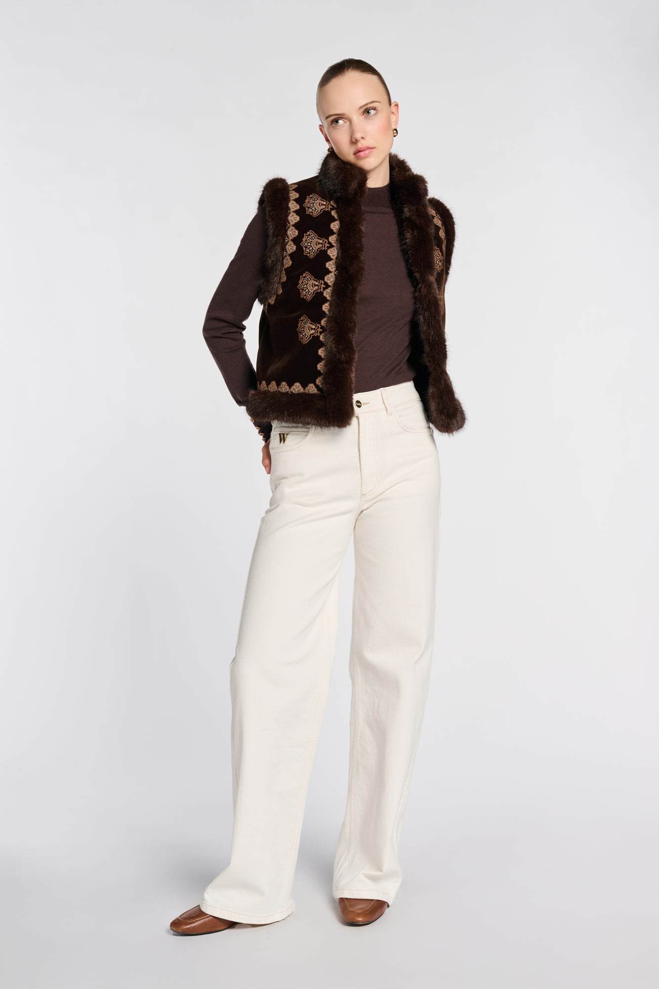 Embroidered sleeveless jacket