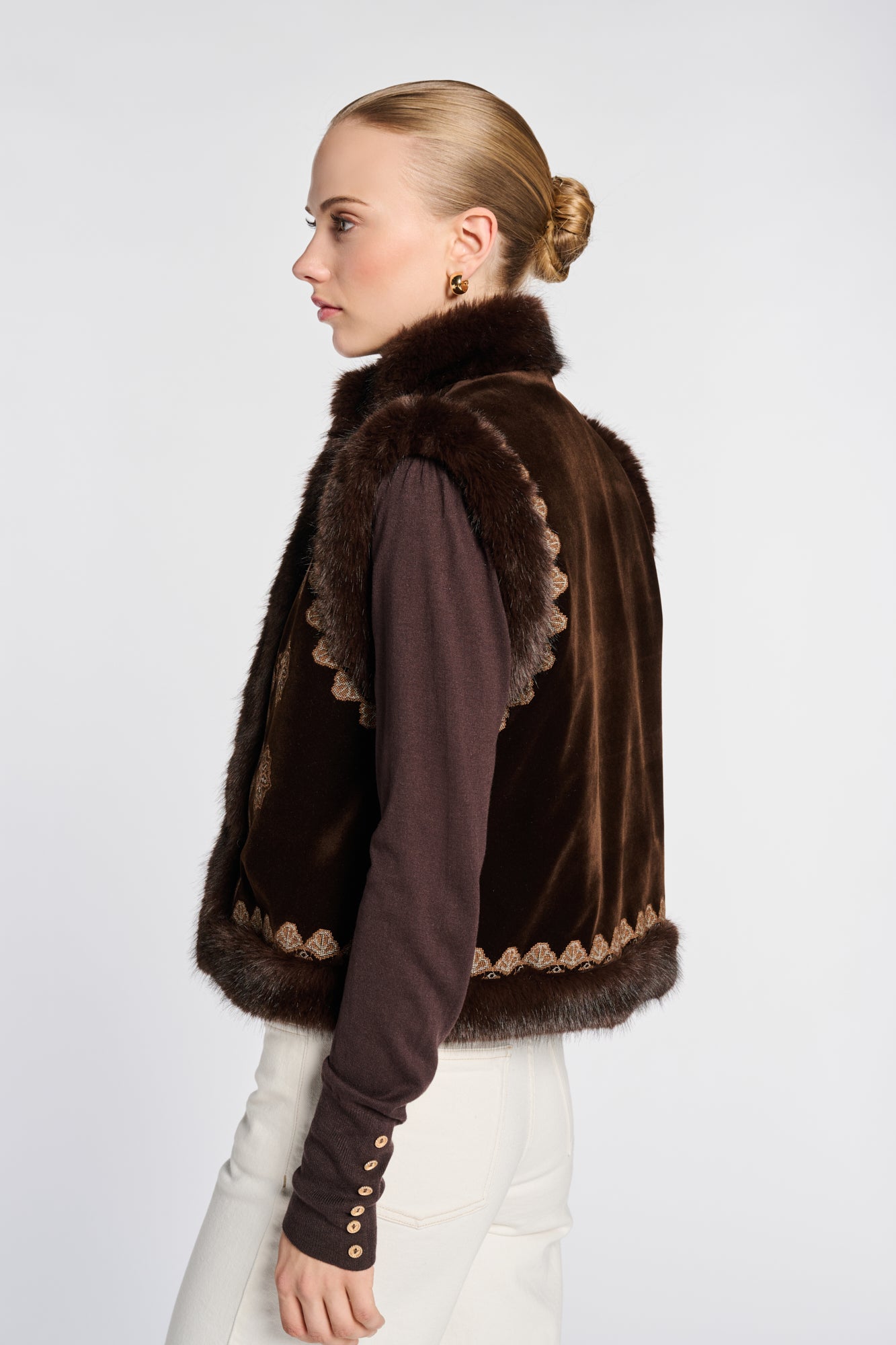 Embroidered sleeveless jacket