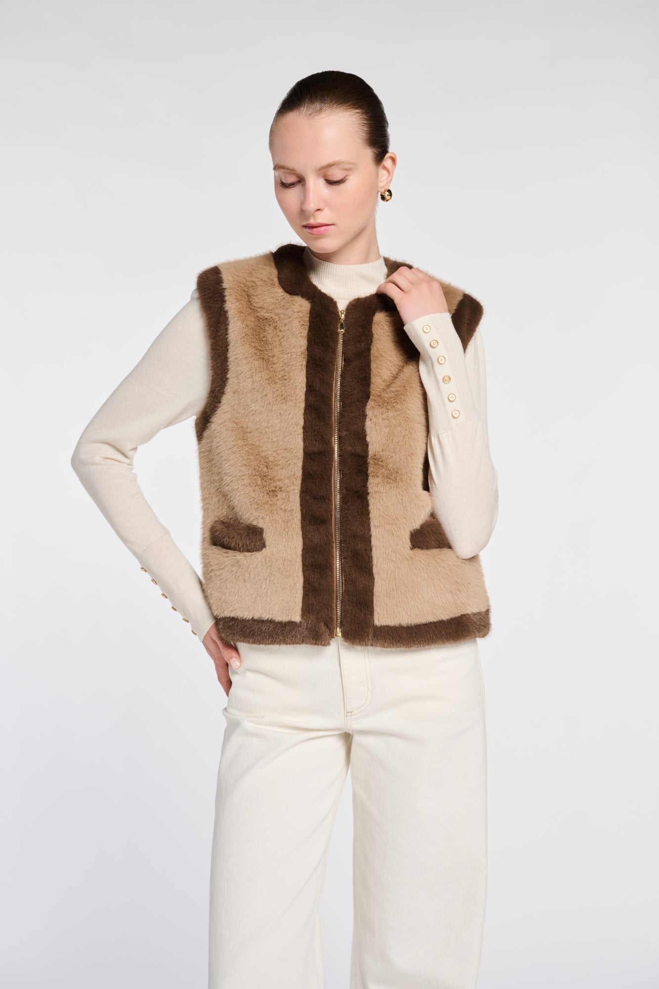 Two-tone sleeveless jacket