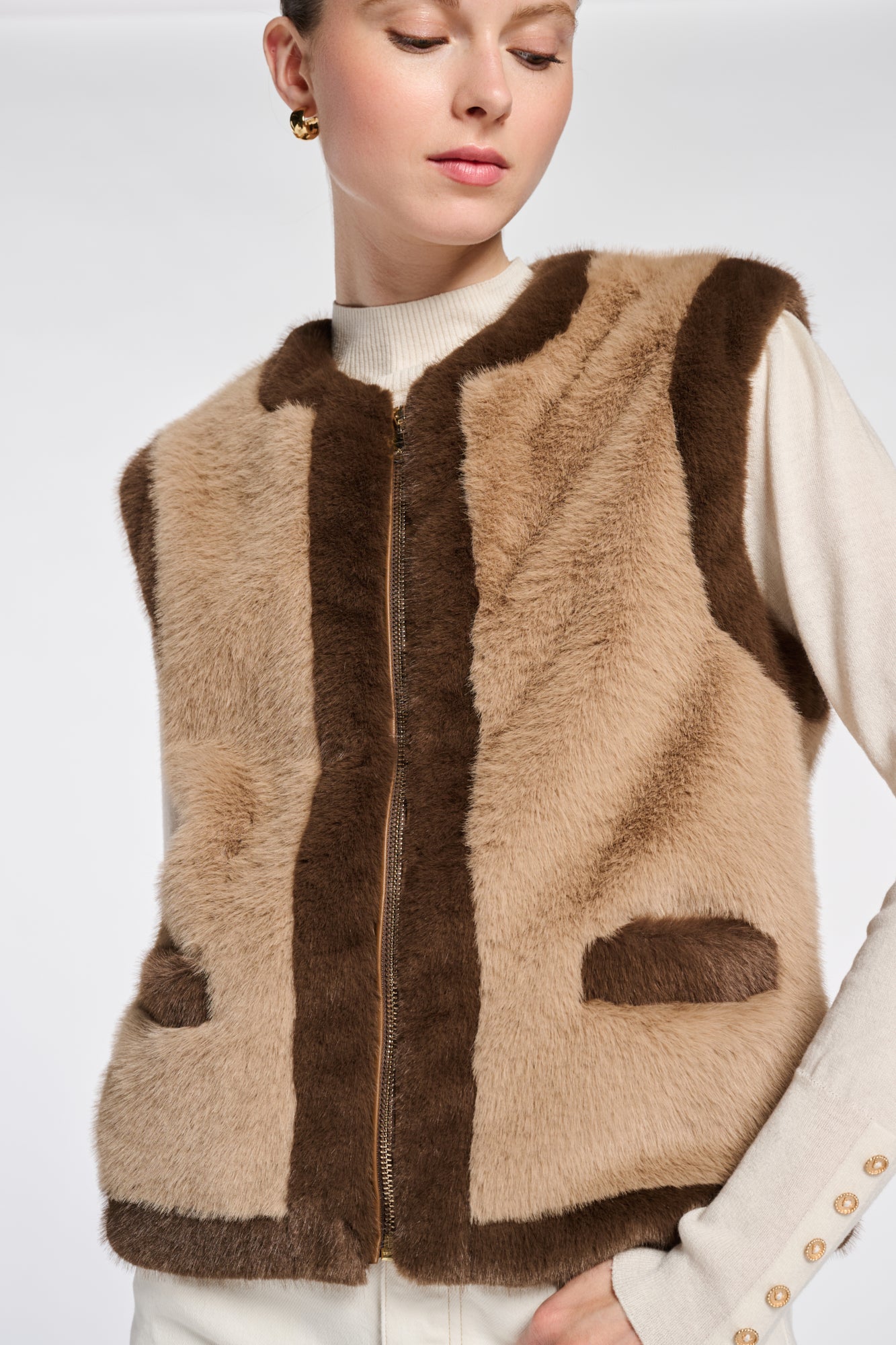 Two-tone sleeveless jacket