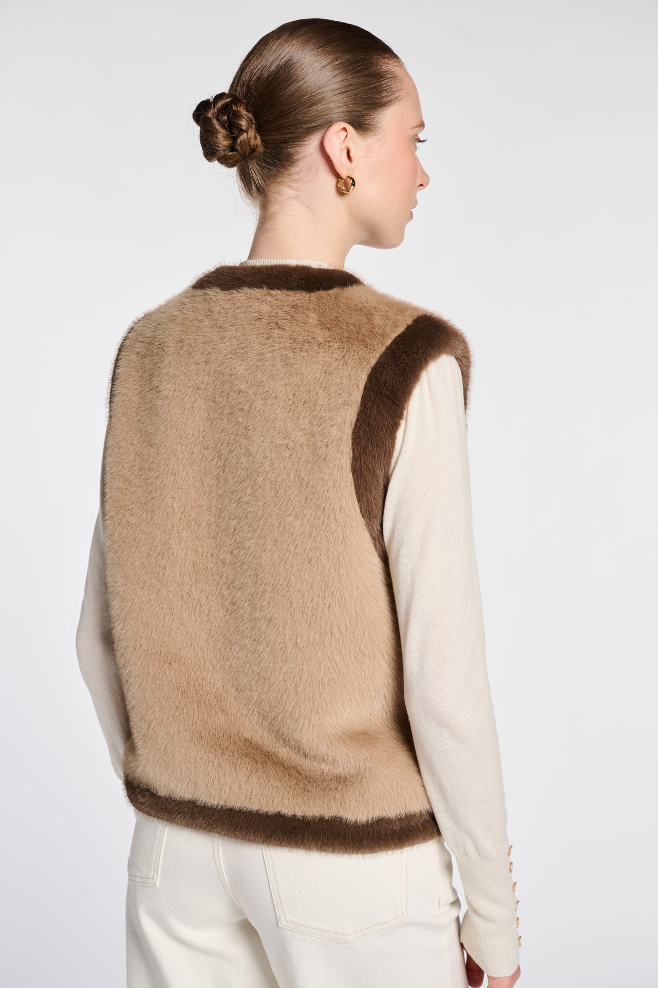Two-tone sleeveless jacket