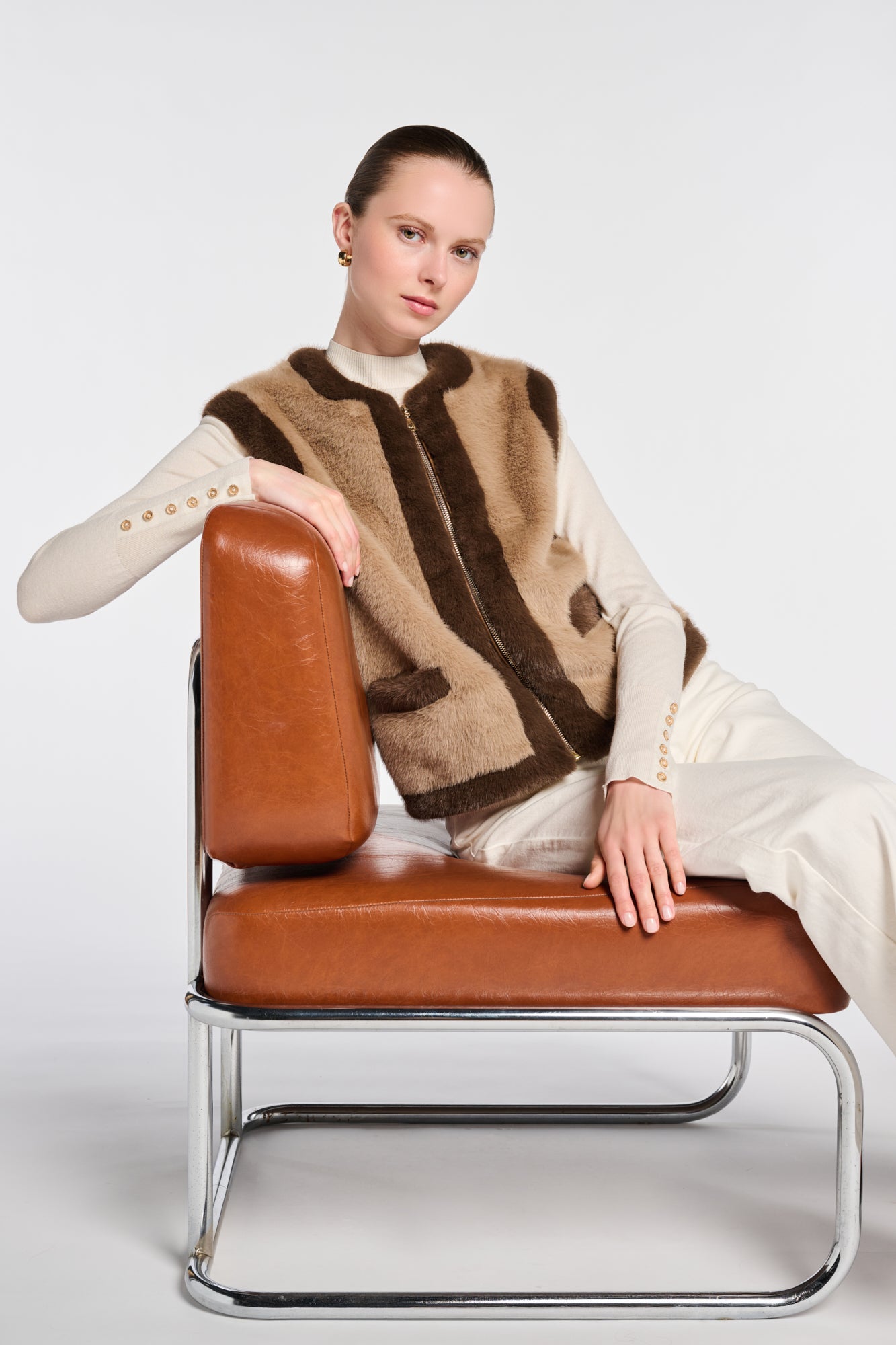 Two-tone sleeveless jacket