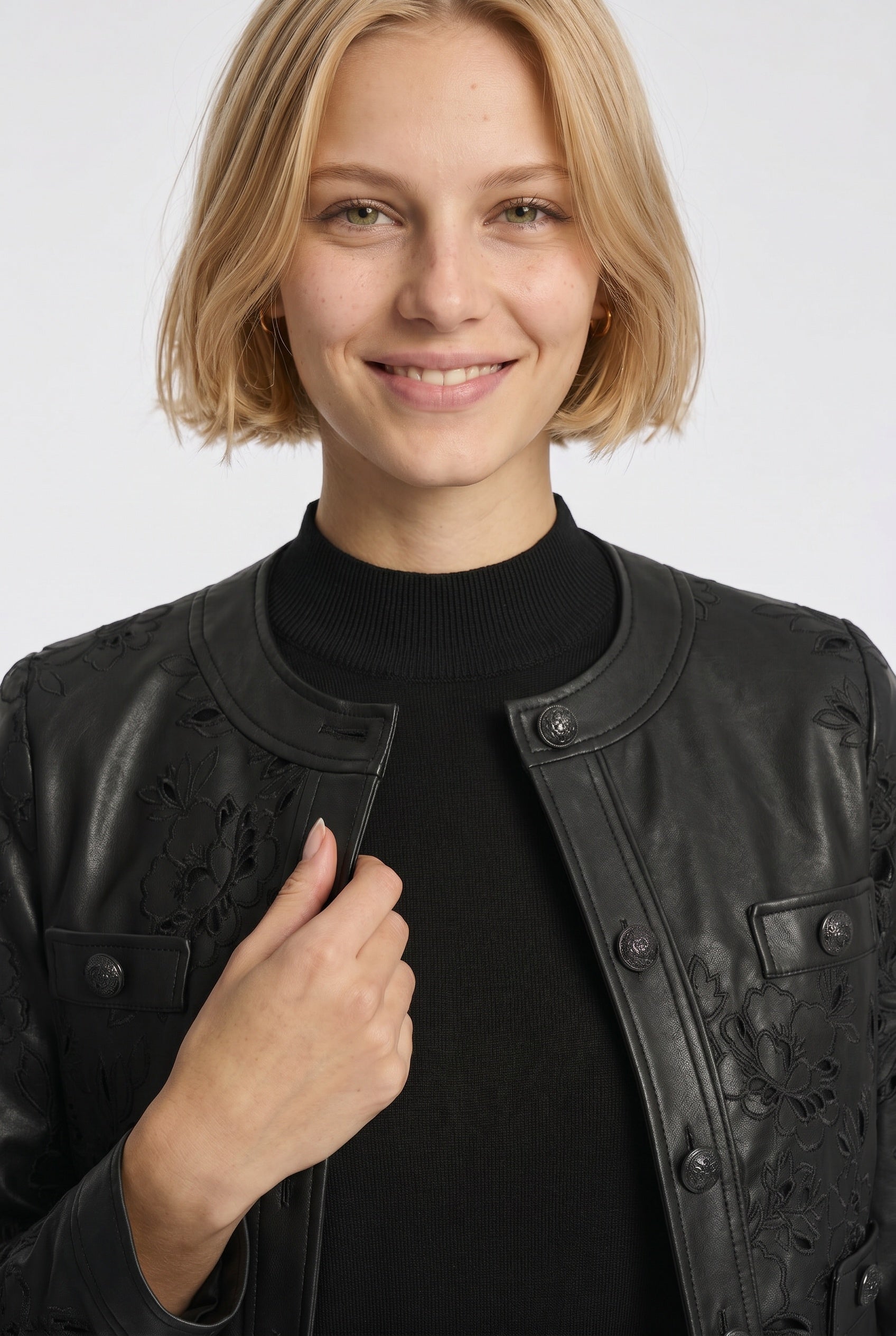 Veste en éco-cuir brodée