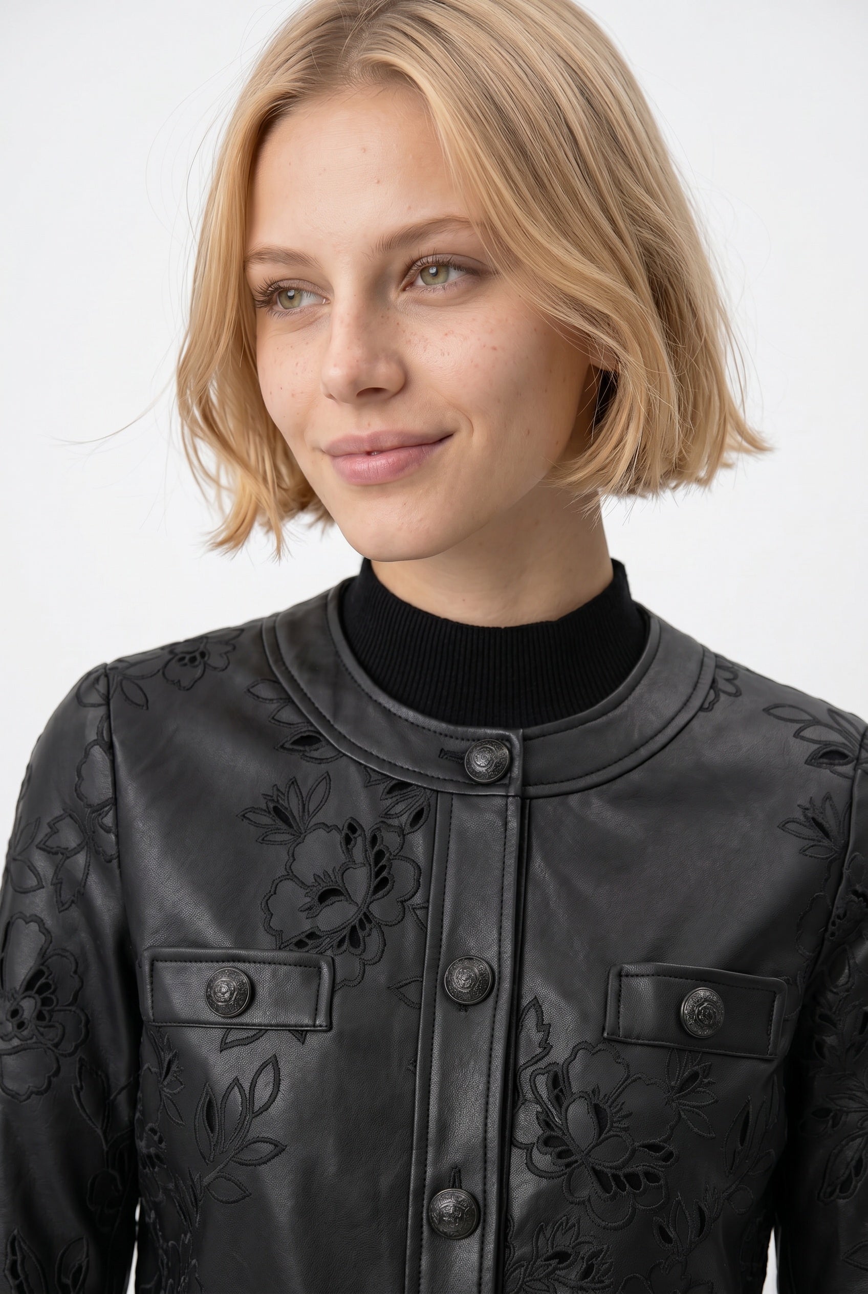 Veste en éco-cuir brodée
