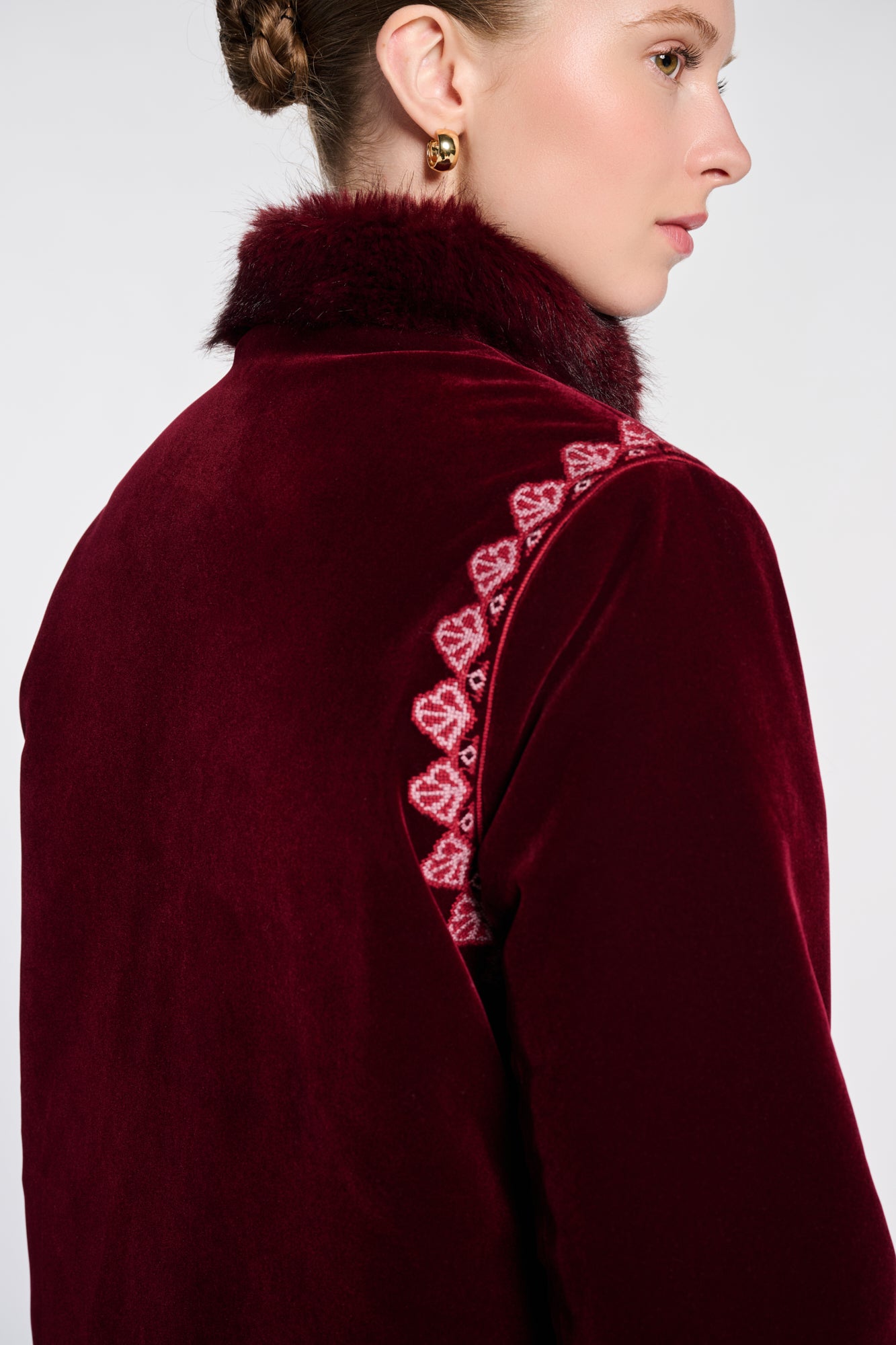 Manteau brodé bi-matière