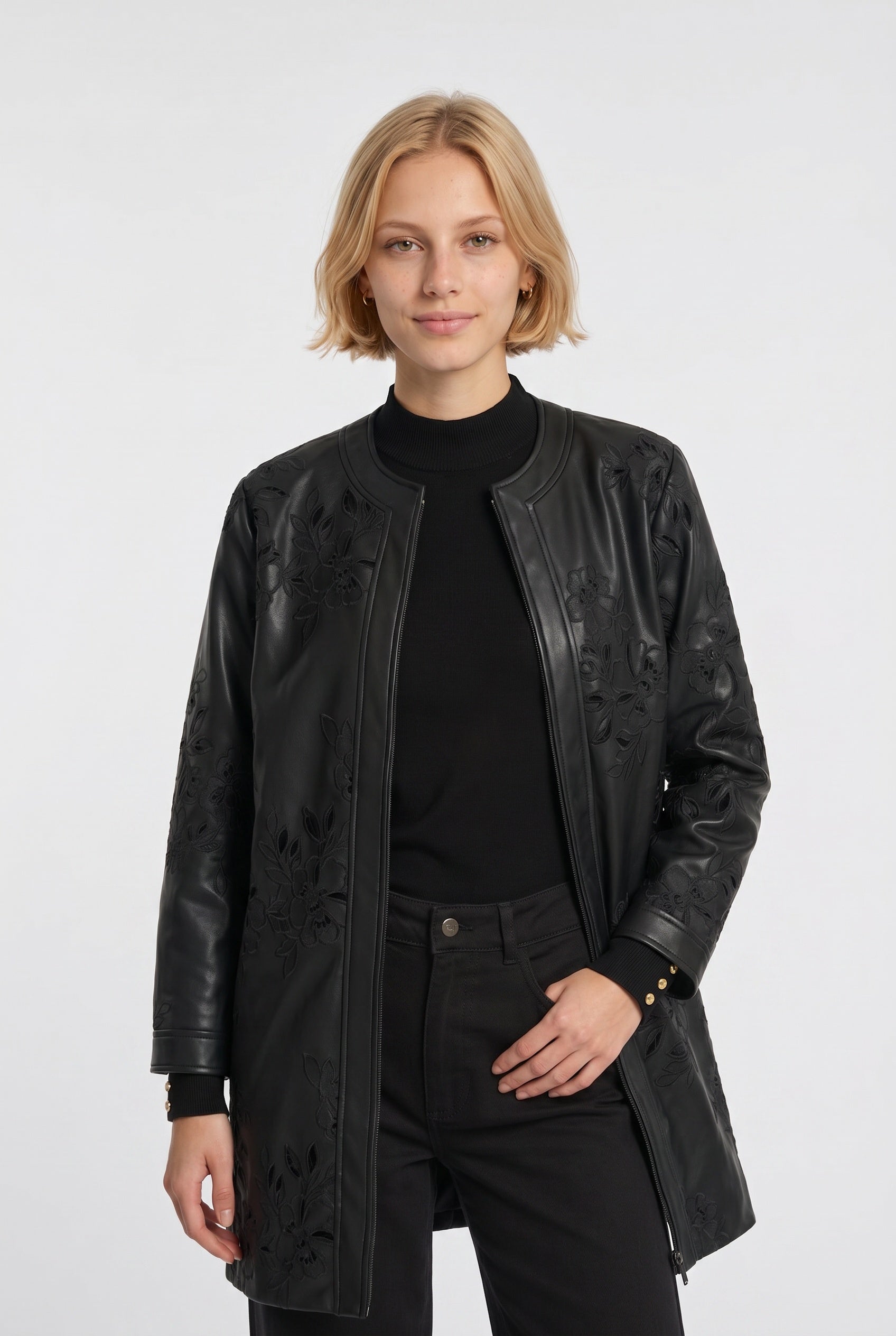 Manteau en éco-cuir brodé