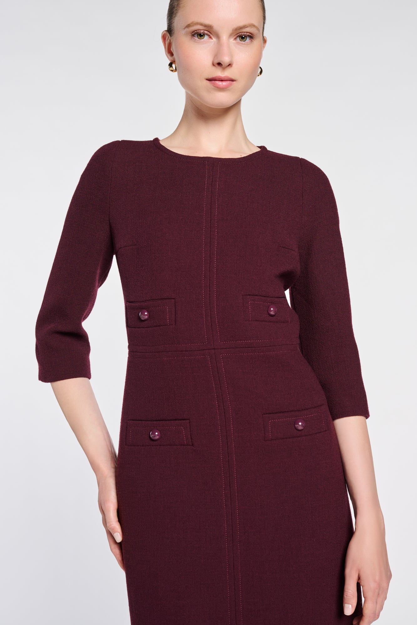 Robe en crêpe de laine surpiquée
