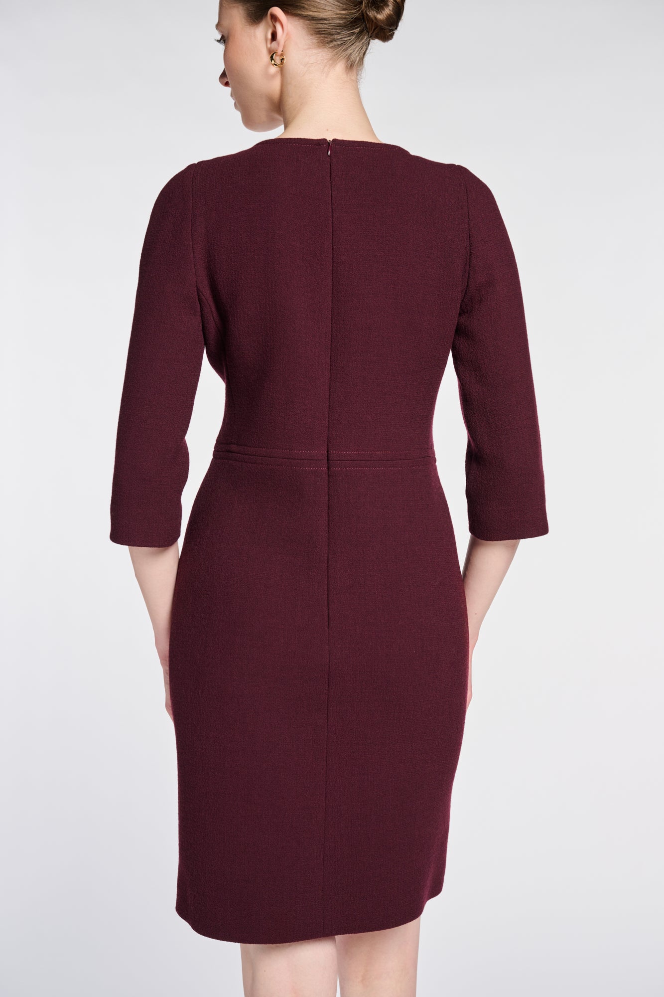 Robe en crêpe de laine surpiquée