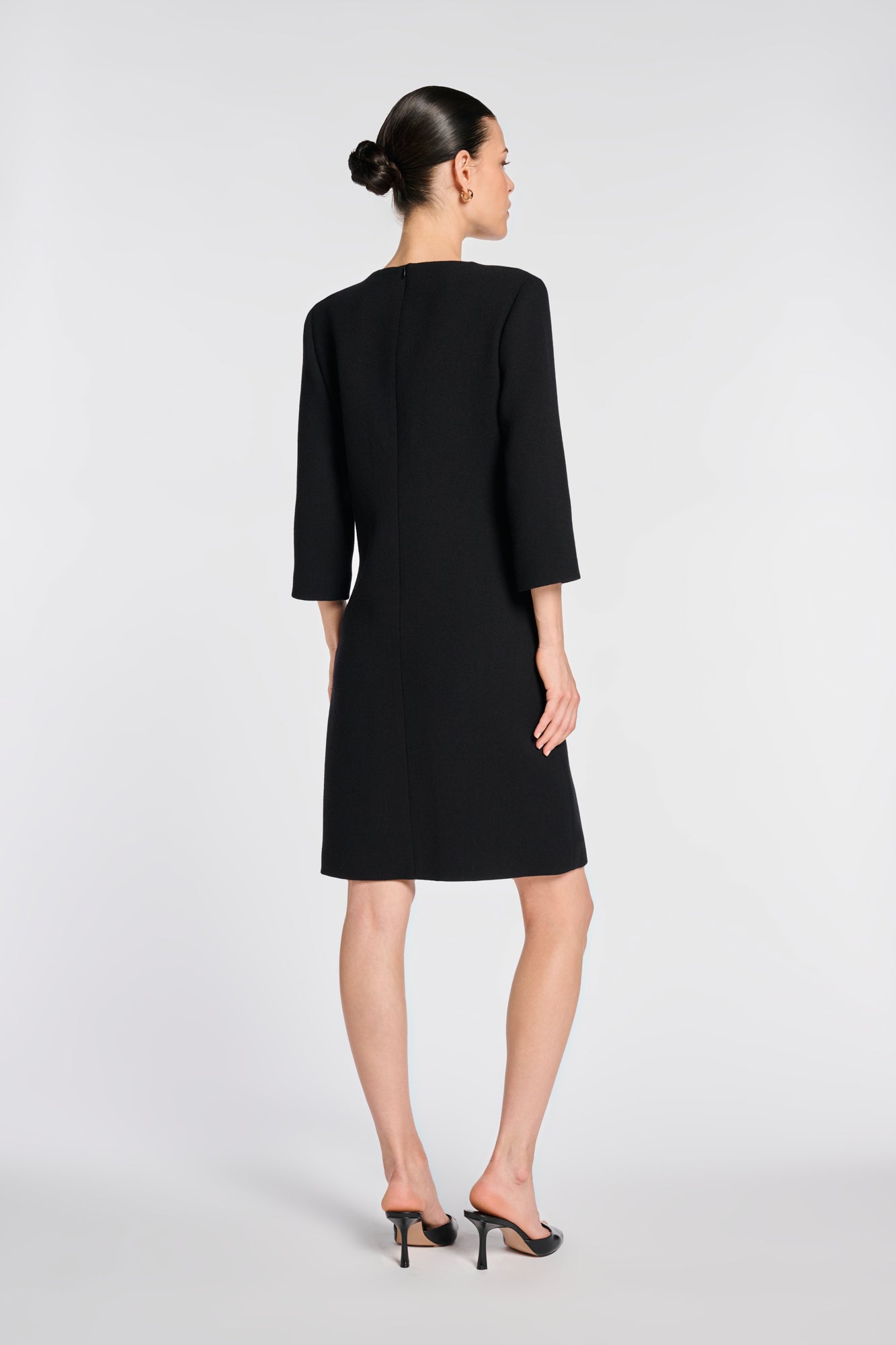 Robe en crêpe de laine à détail bijoux