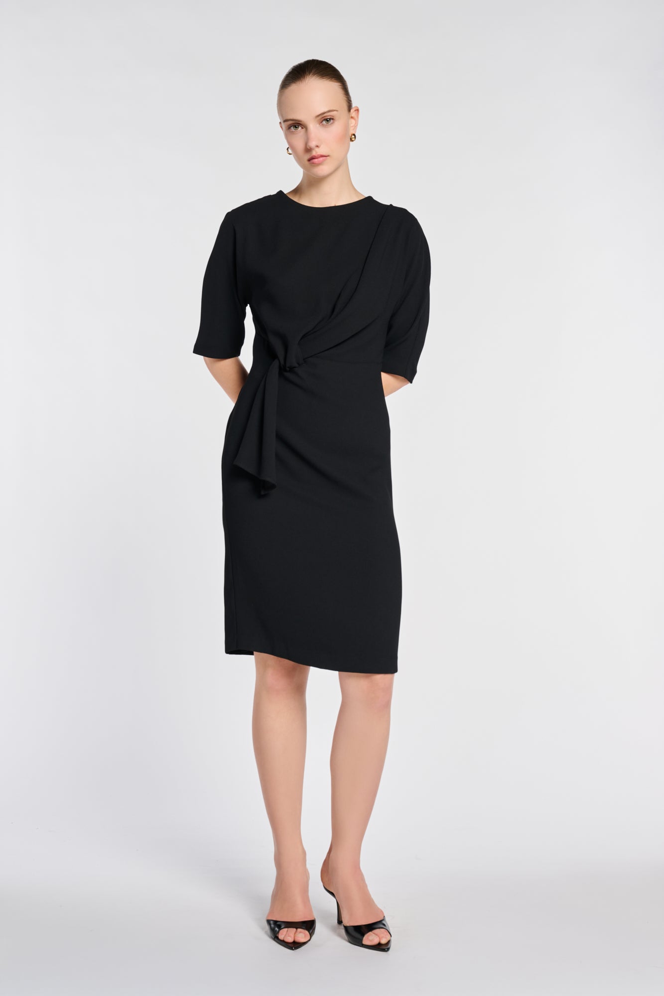 Robe drapée en crêpe envers satin