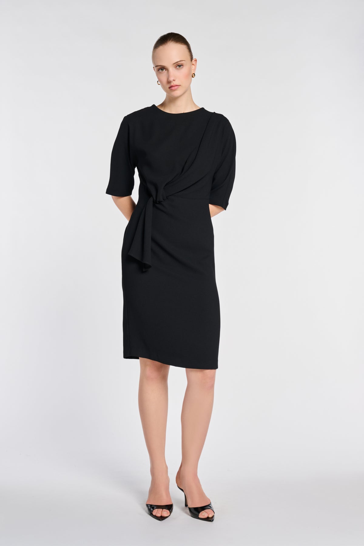 Robe drapée en crêpe envers satin
