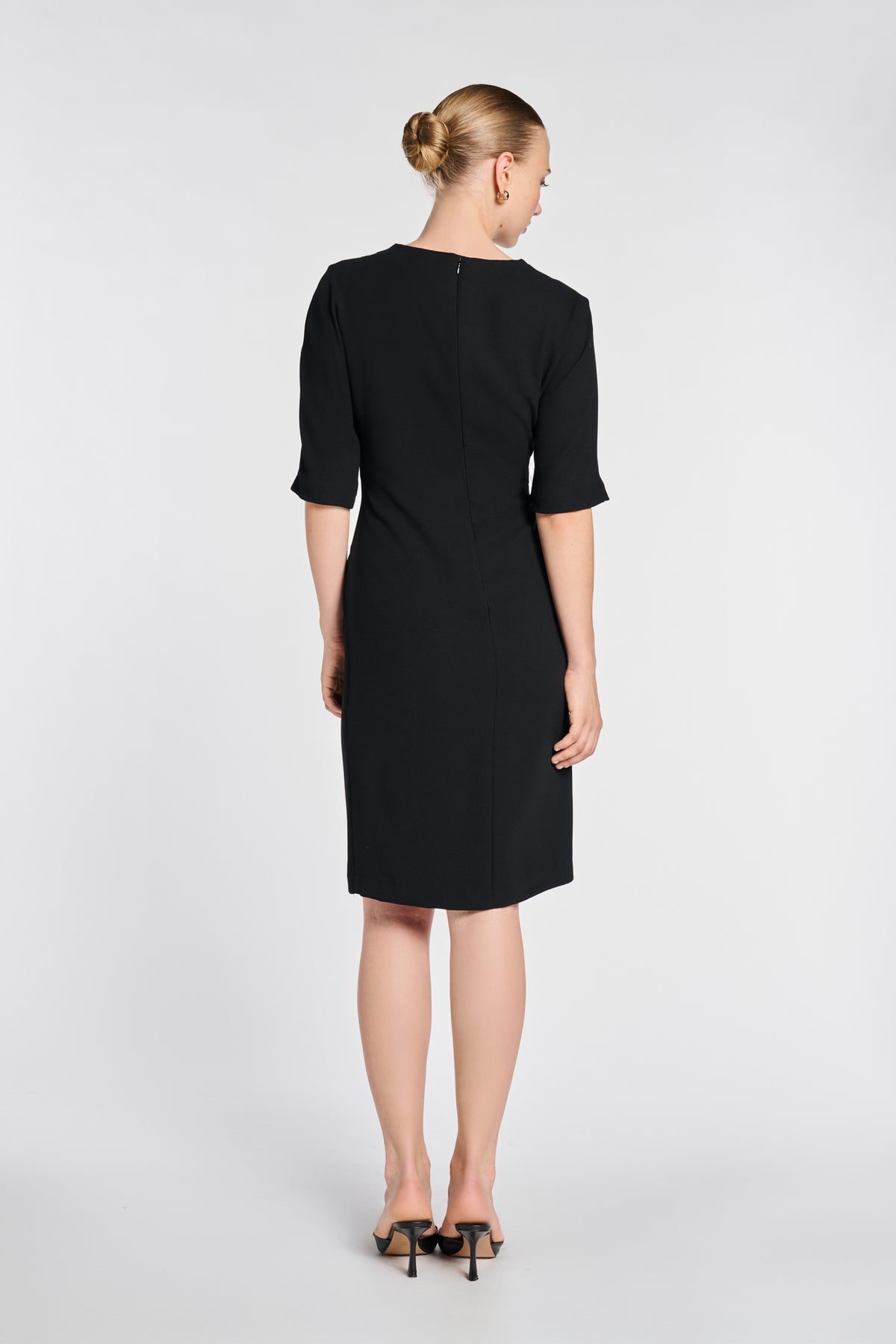Robe drapée en crêpe envers satin