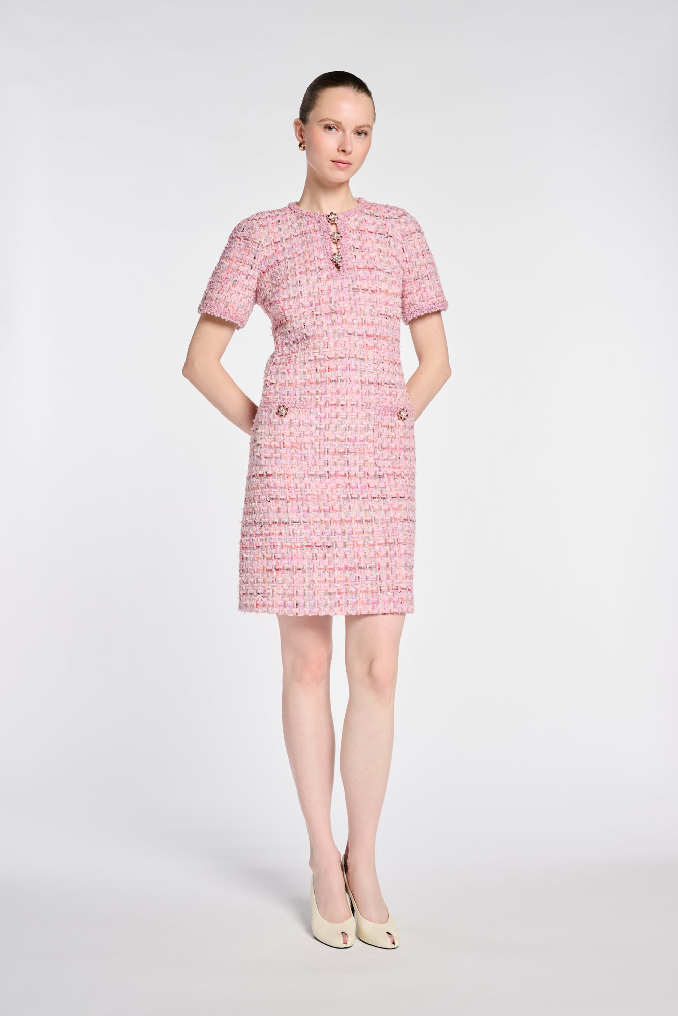 Robe en tweed à boutons bijoux