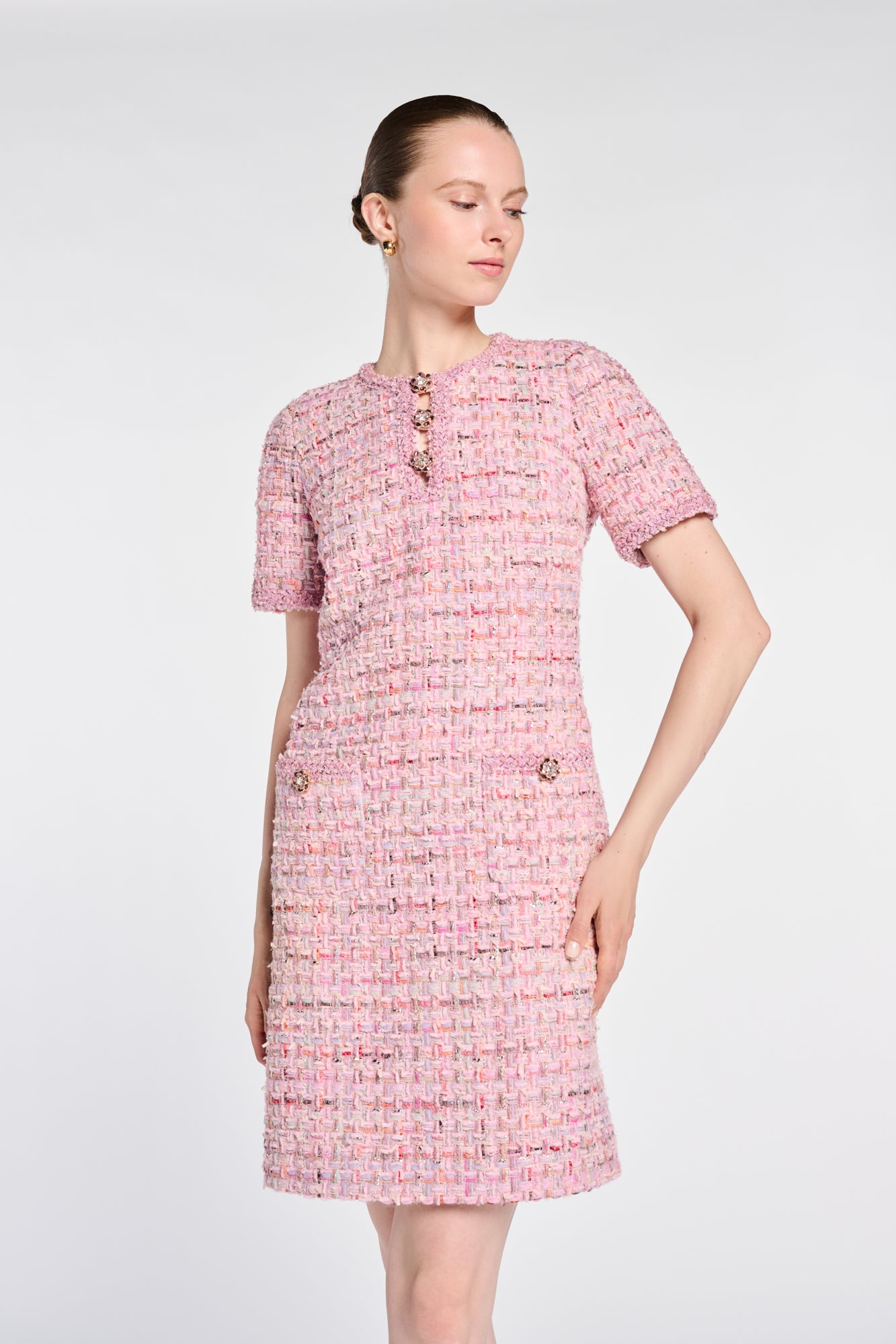 Robe en tweed à boutons bijoux