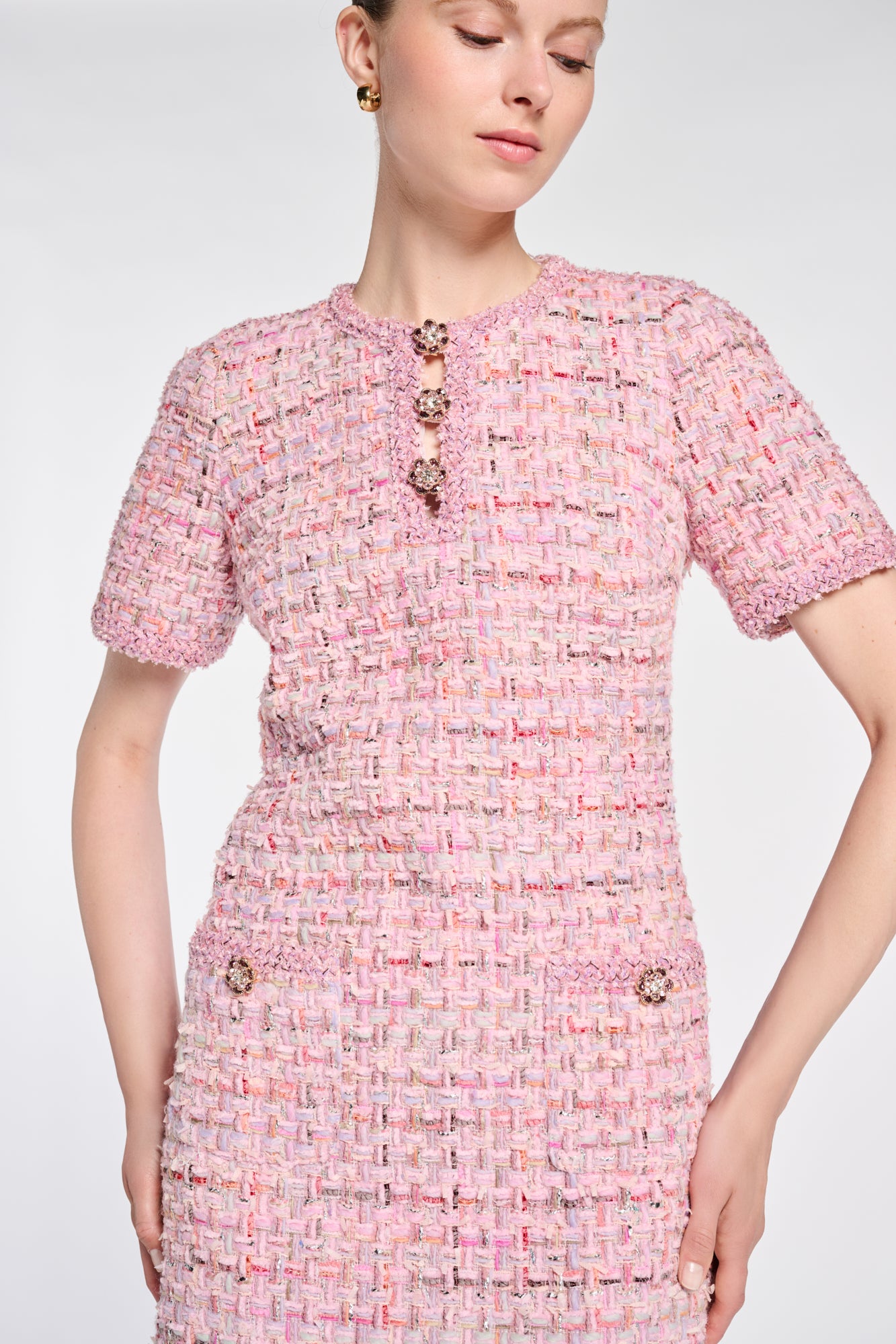 Robe en tweed à boutons bijoux