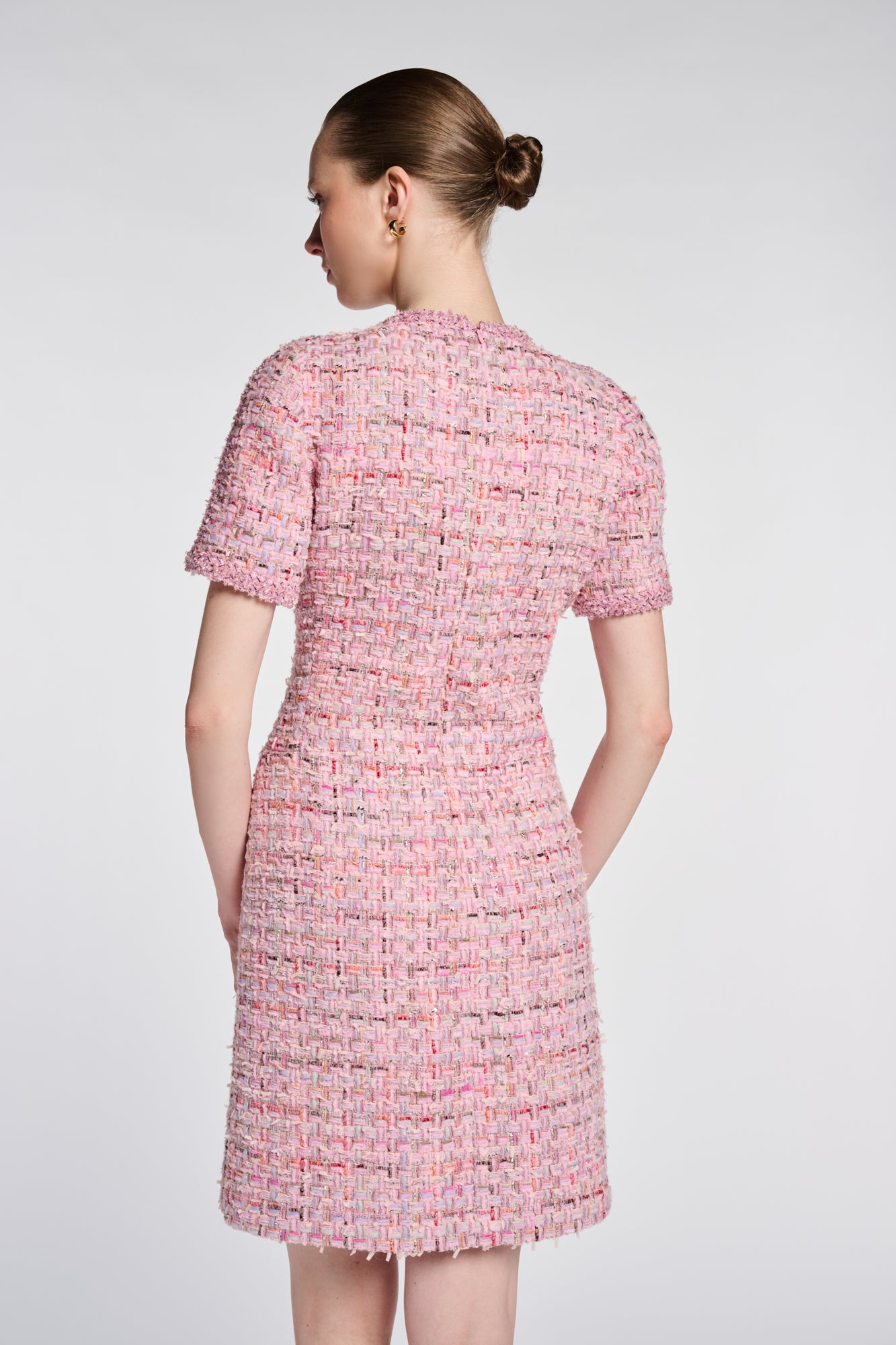 Robe en tweed à boutons bijoux