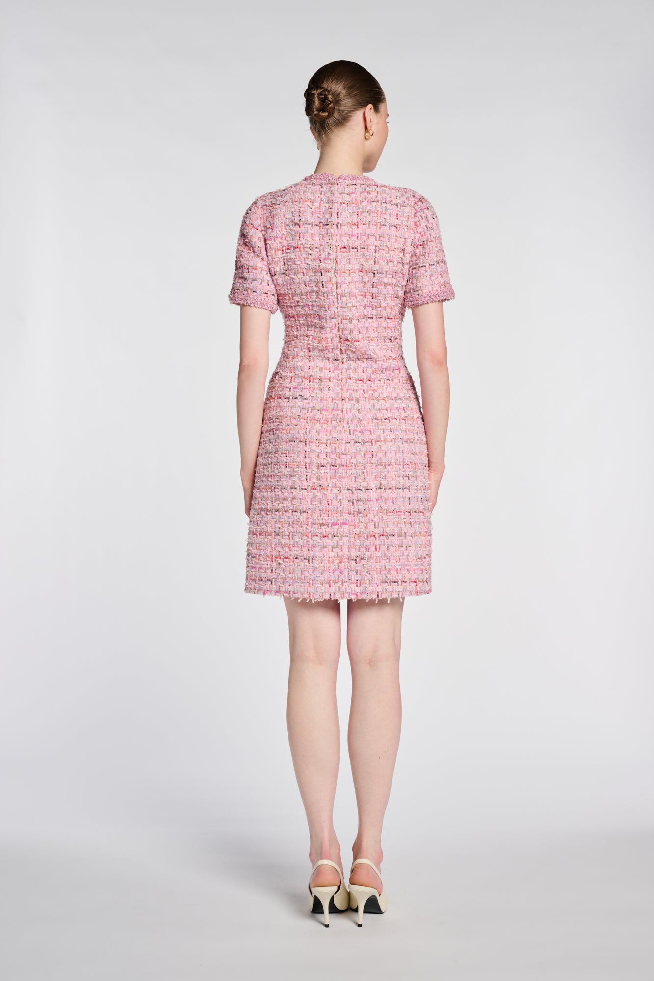 Robe en tweed à boutons bijoux