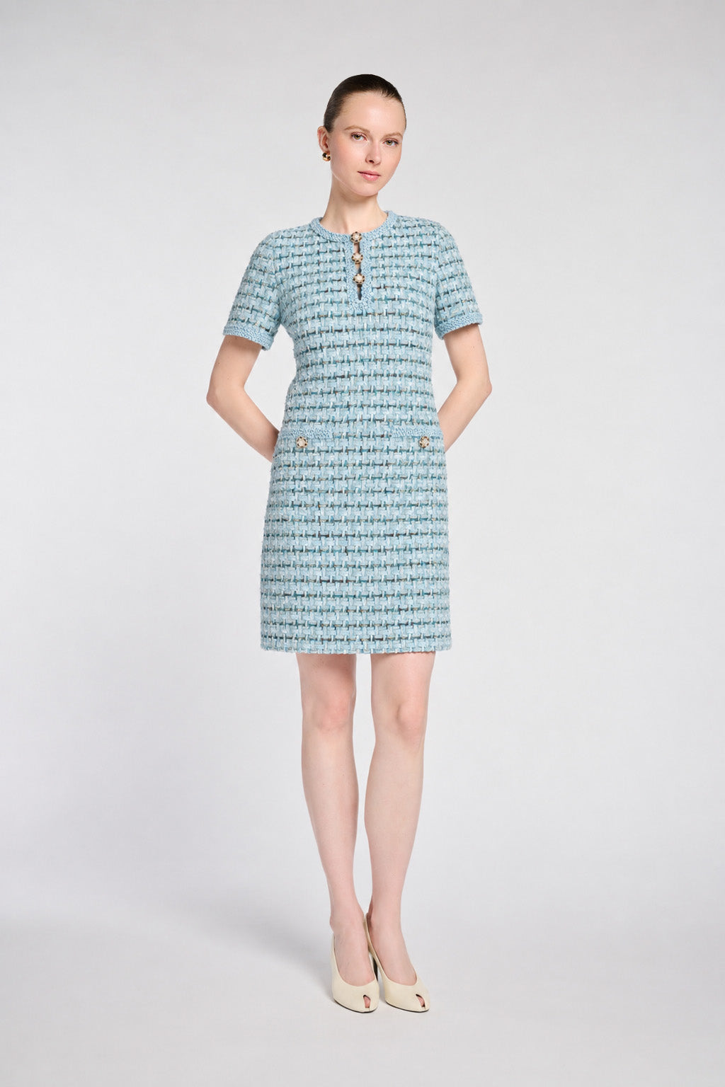 Robe en tweed à boutons bijoux