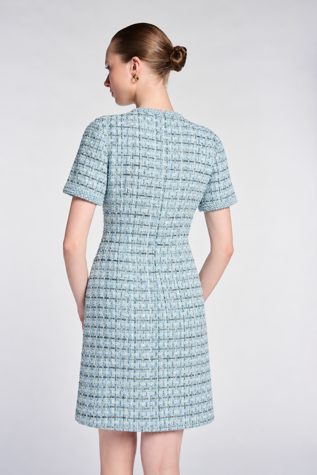 Robe en tweed à boutons bijoux