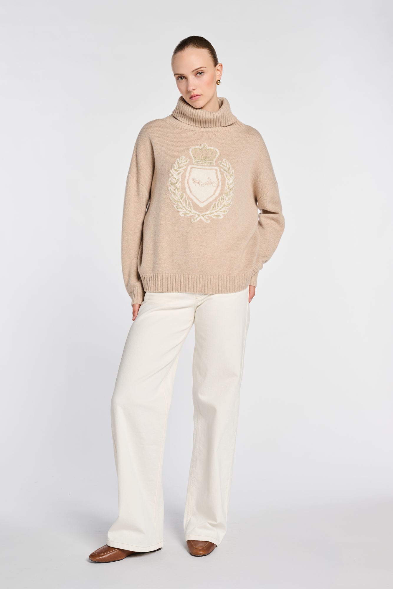 Pull col roulé à blason