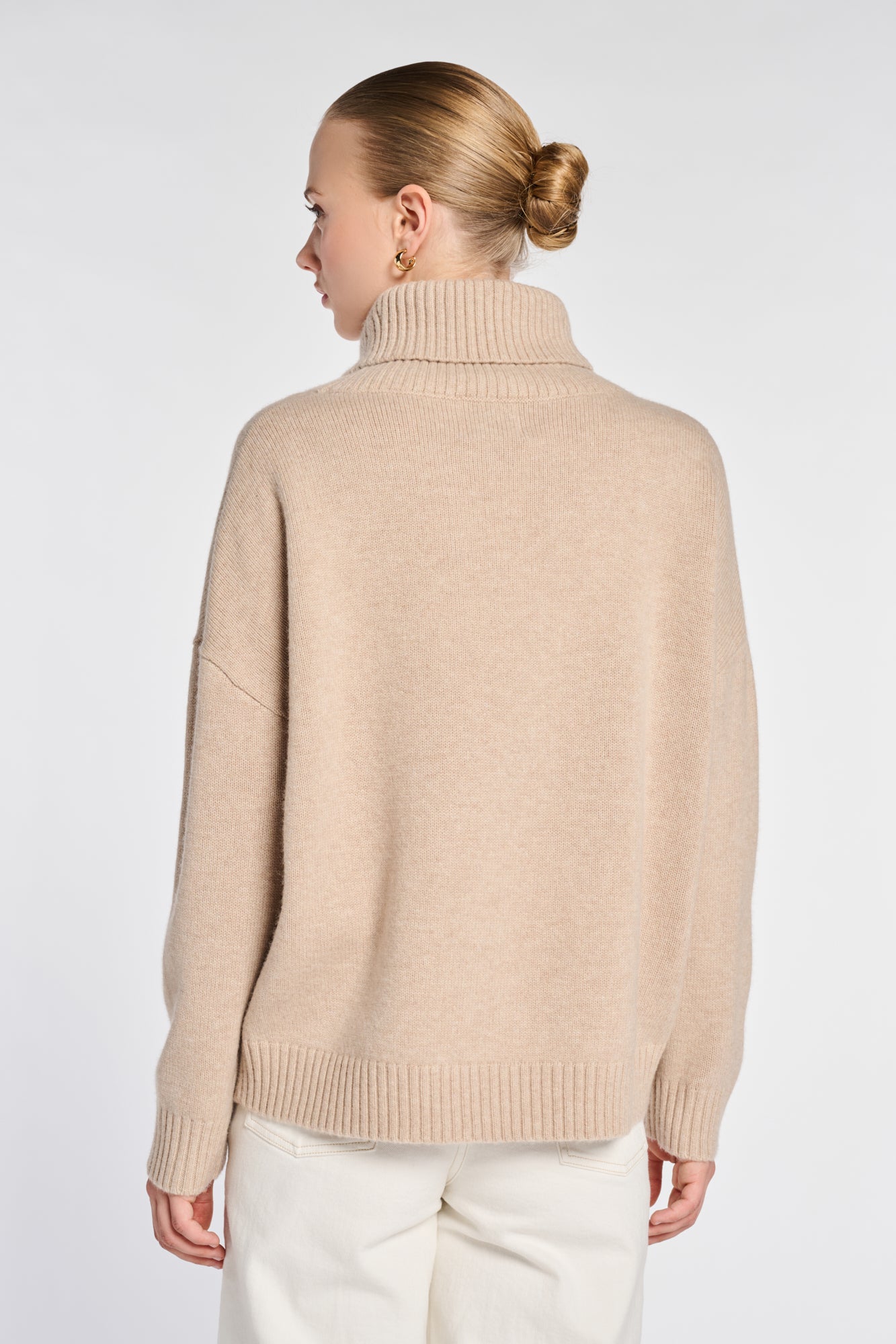 Pull col roulé à blason