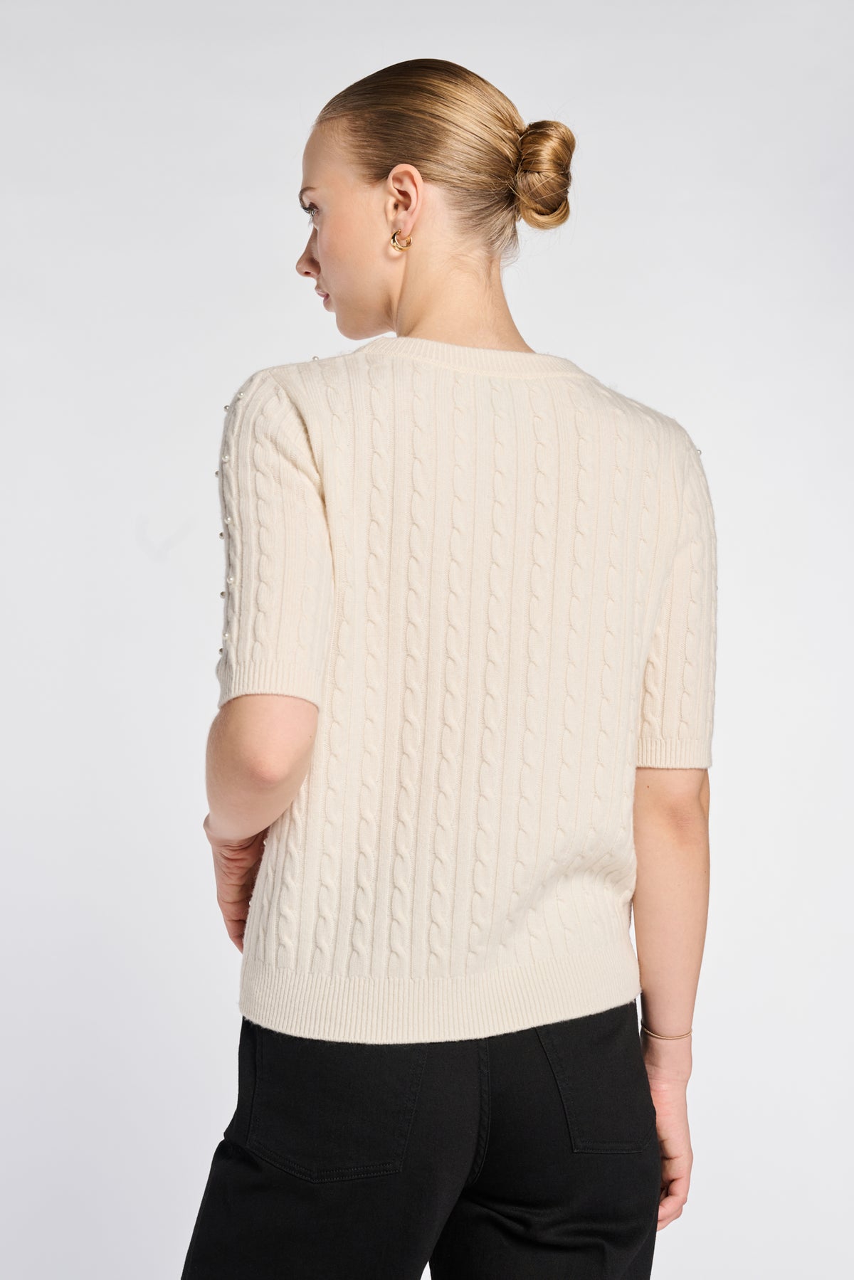 Pull manches courtes à torsades et perles