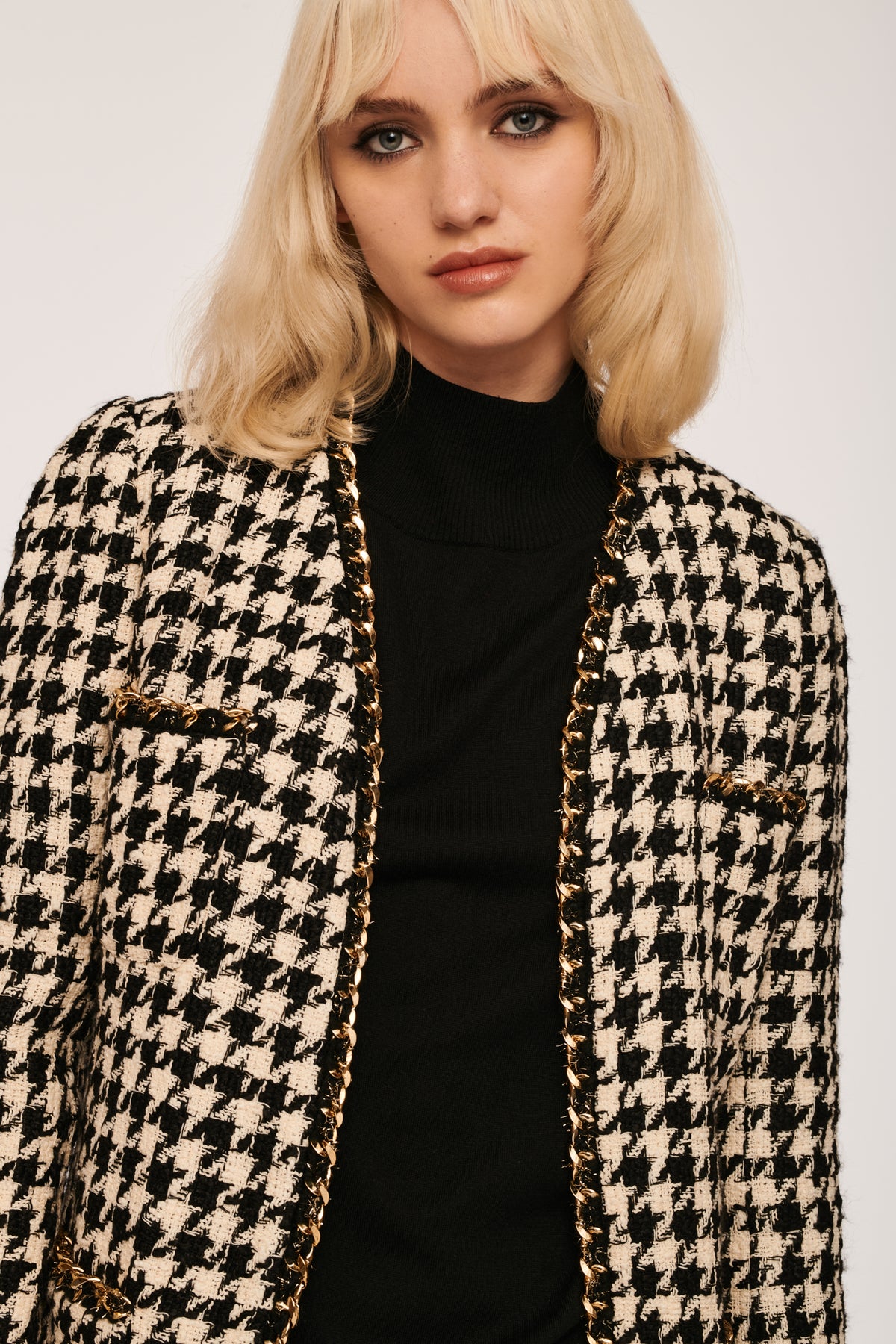 Veste en tweed et chaîne