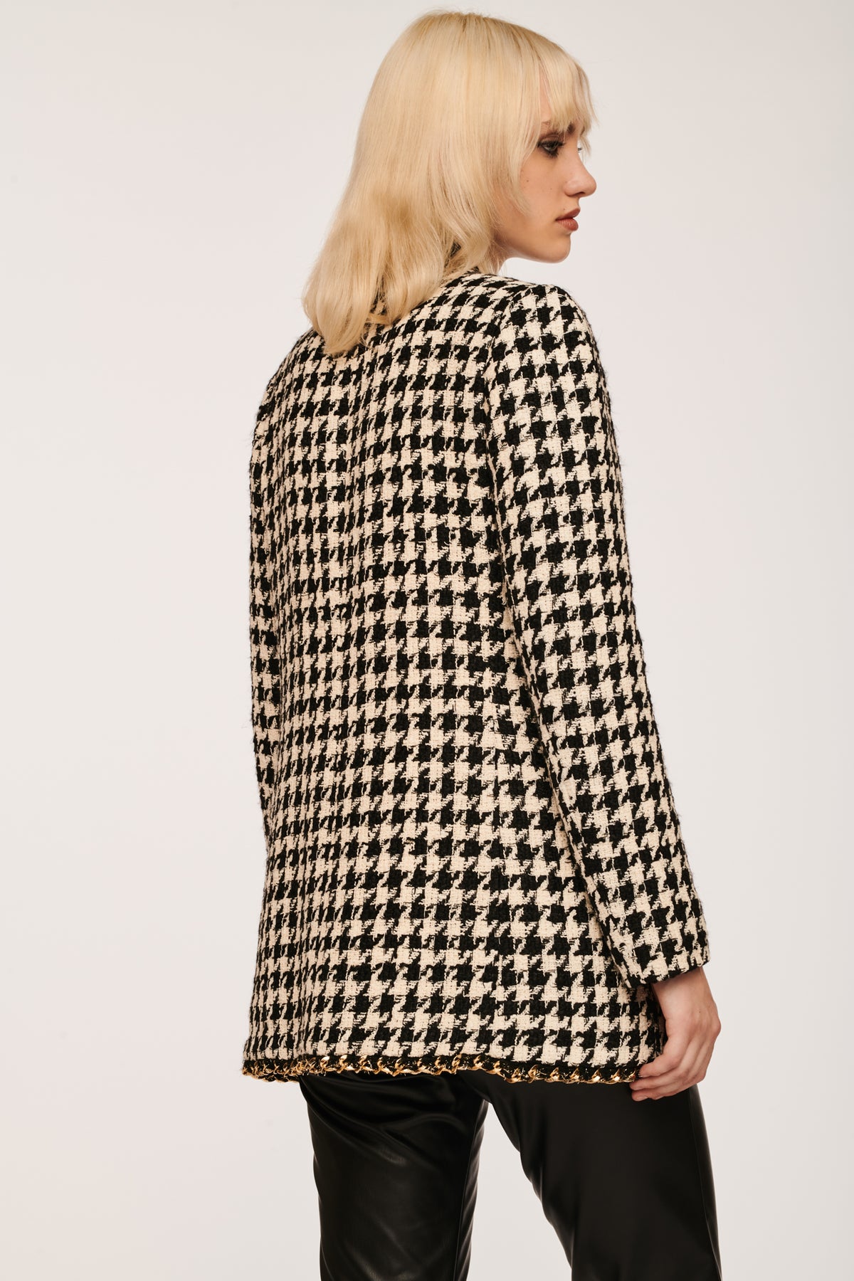 Veste en tweed et chaîne