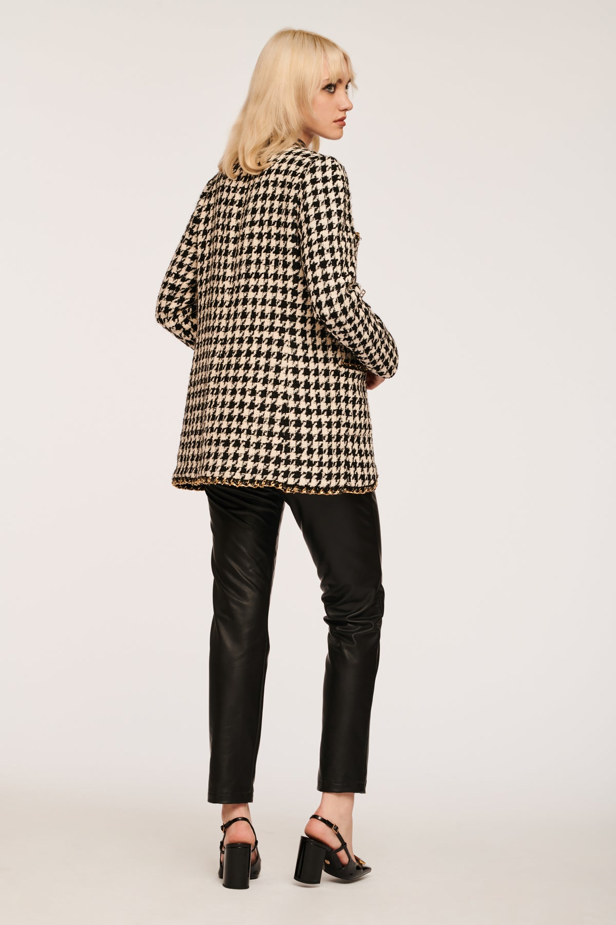 Veste en tweed et chaîne