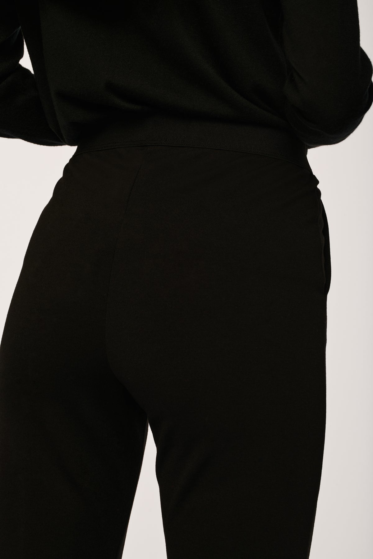 Pantalon cigarette élastiqué en jersey