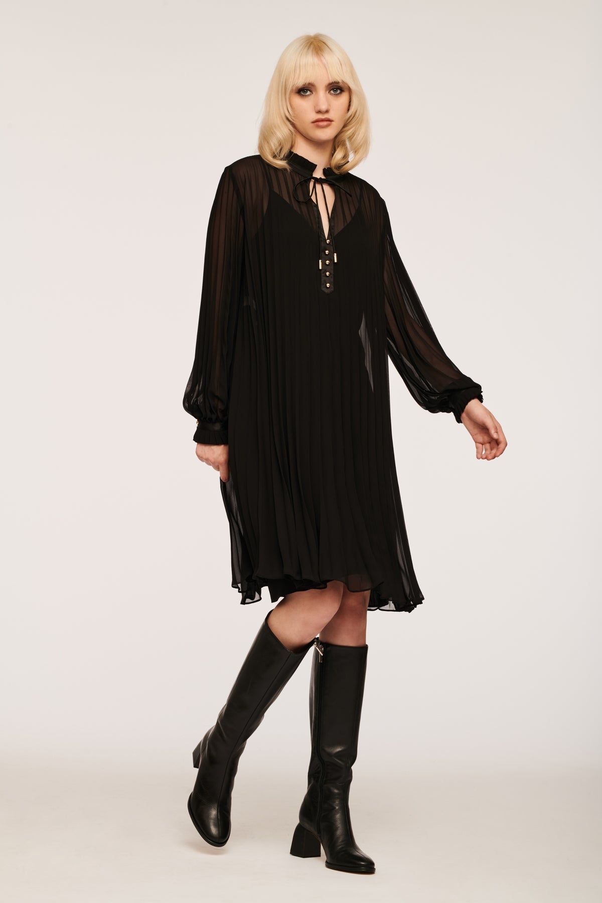 Robe courte plissée