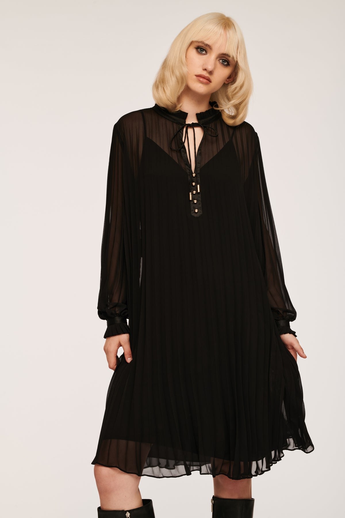 Robe courte plissée