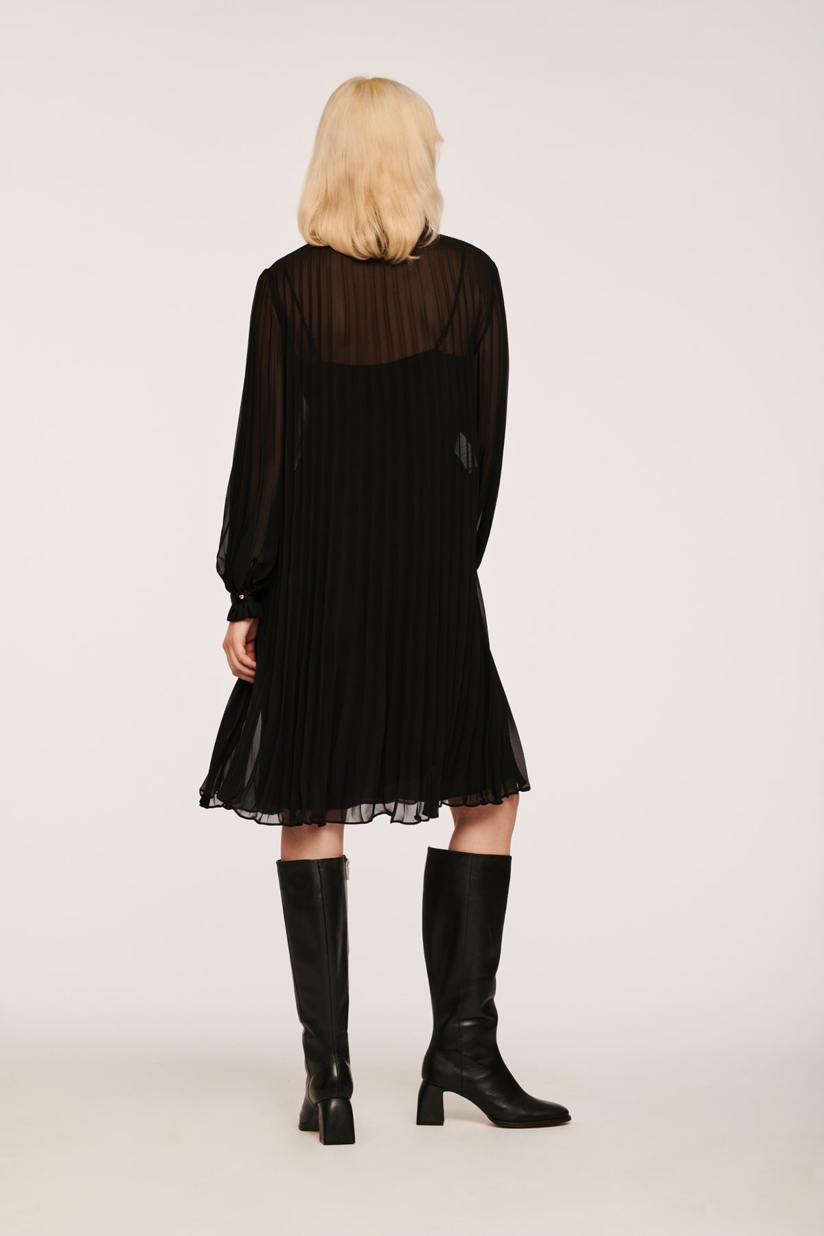 Robe courte plissée